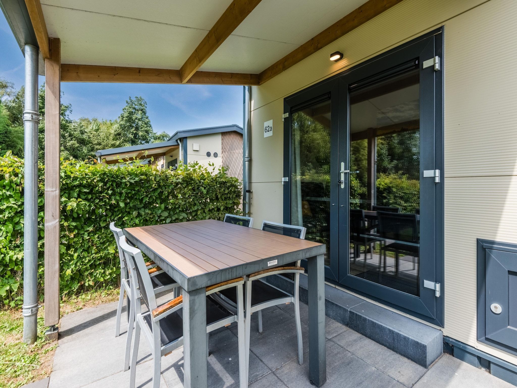 Het terras van Vakantiepark Giethoorn 10 in Giethoorn