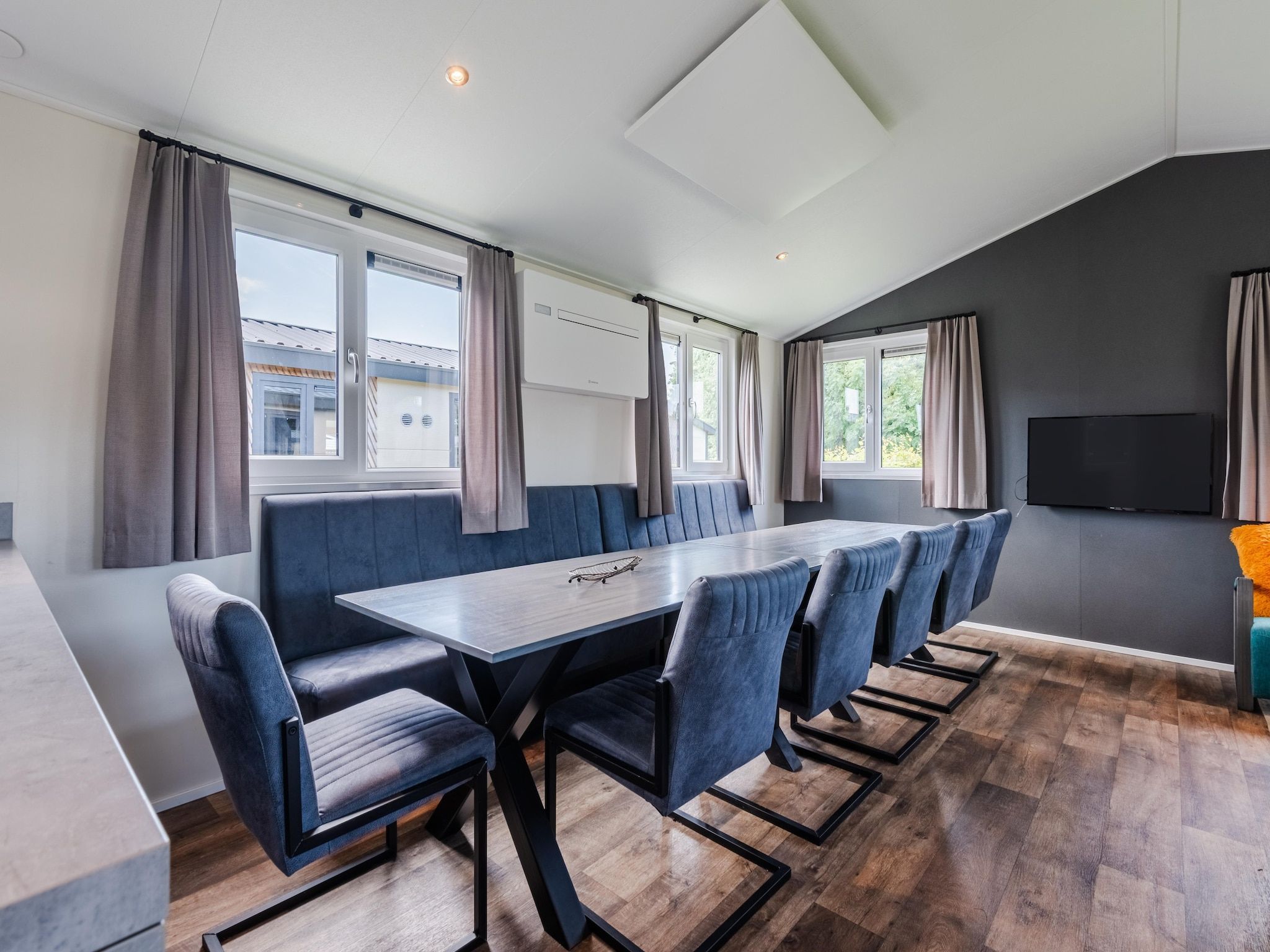 De eetkamer van Vakantiepark Giethoorn 10 in Giethoorn