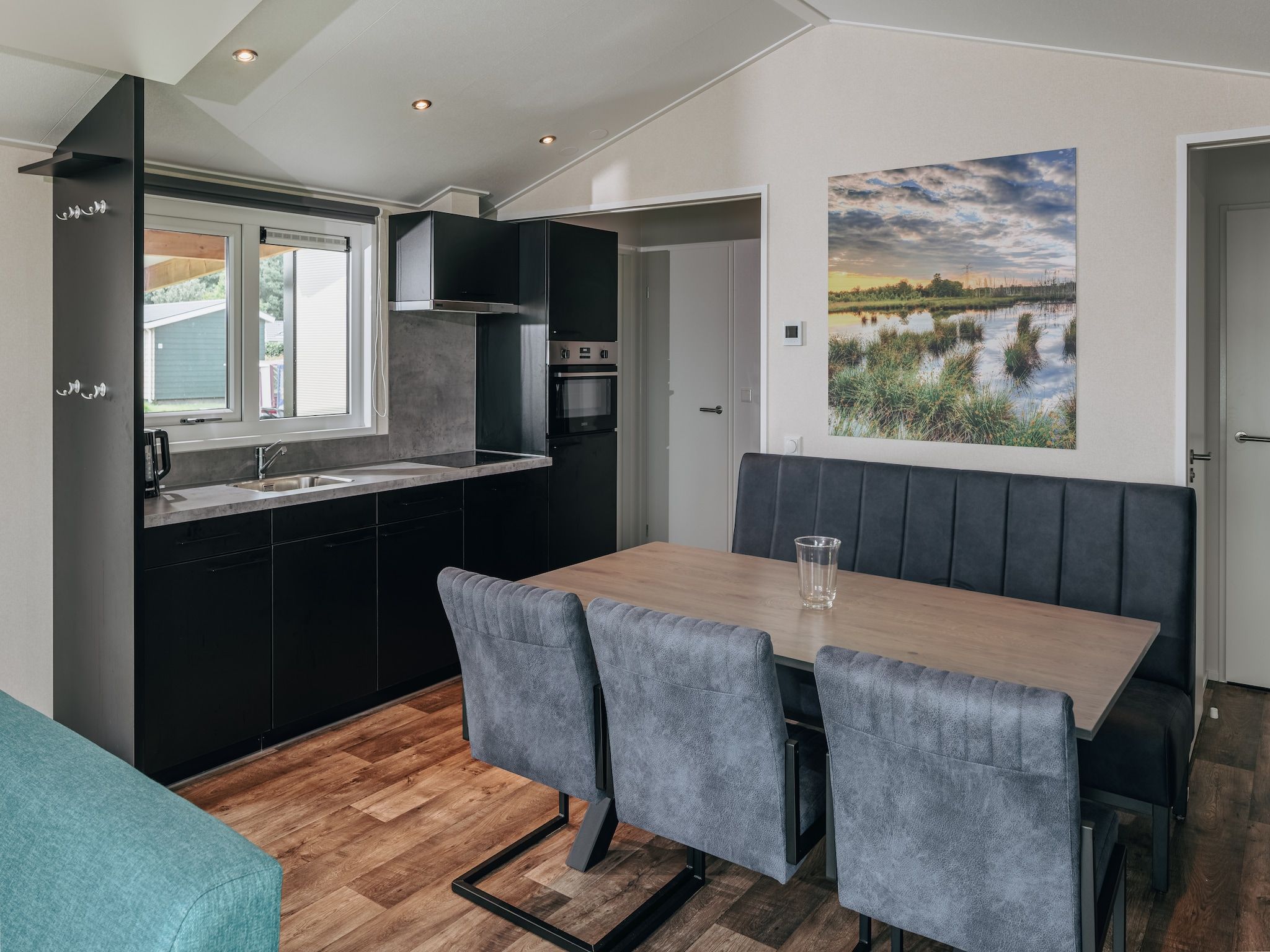 De eetkamer van Vakantiepark Giethoorn 11 in Giethoorn