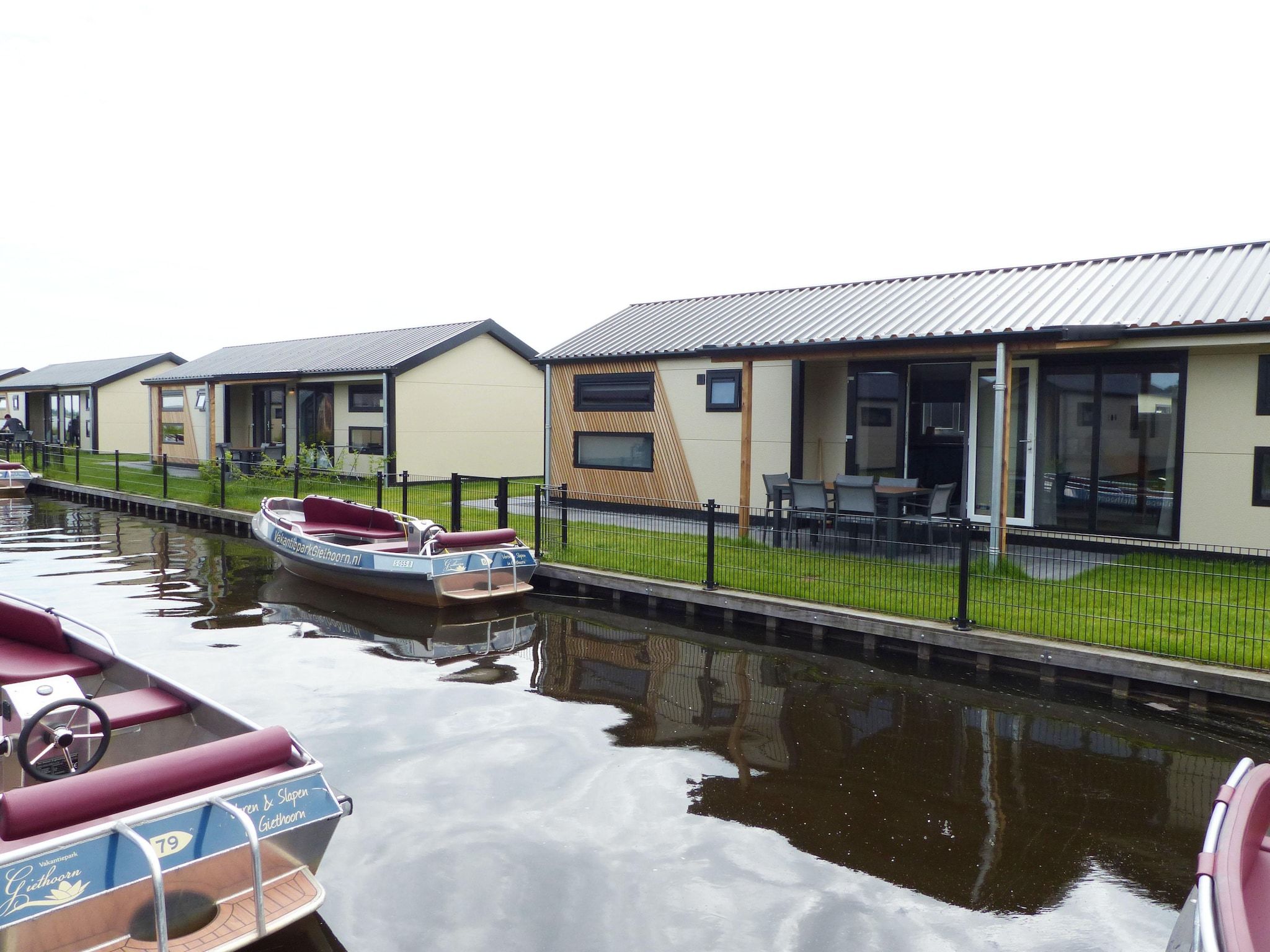 De tuin van Vakantiepark Giethoorn 12 in Giethoorn