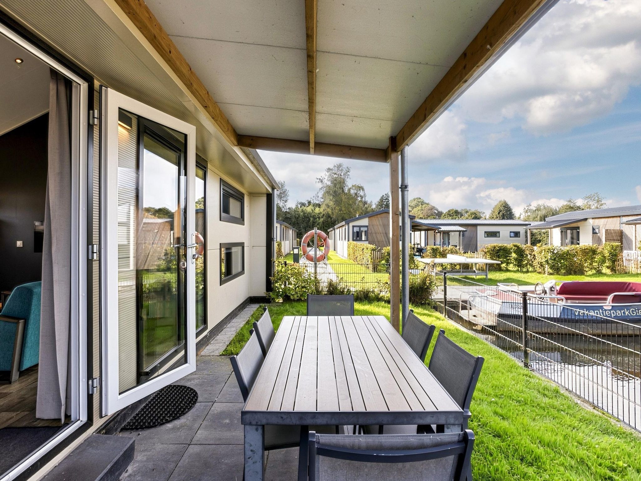 Het terras van Vakantiepark Giethoorn 12 in Giethoorn