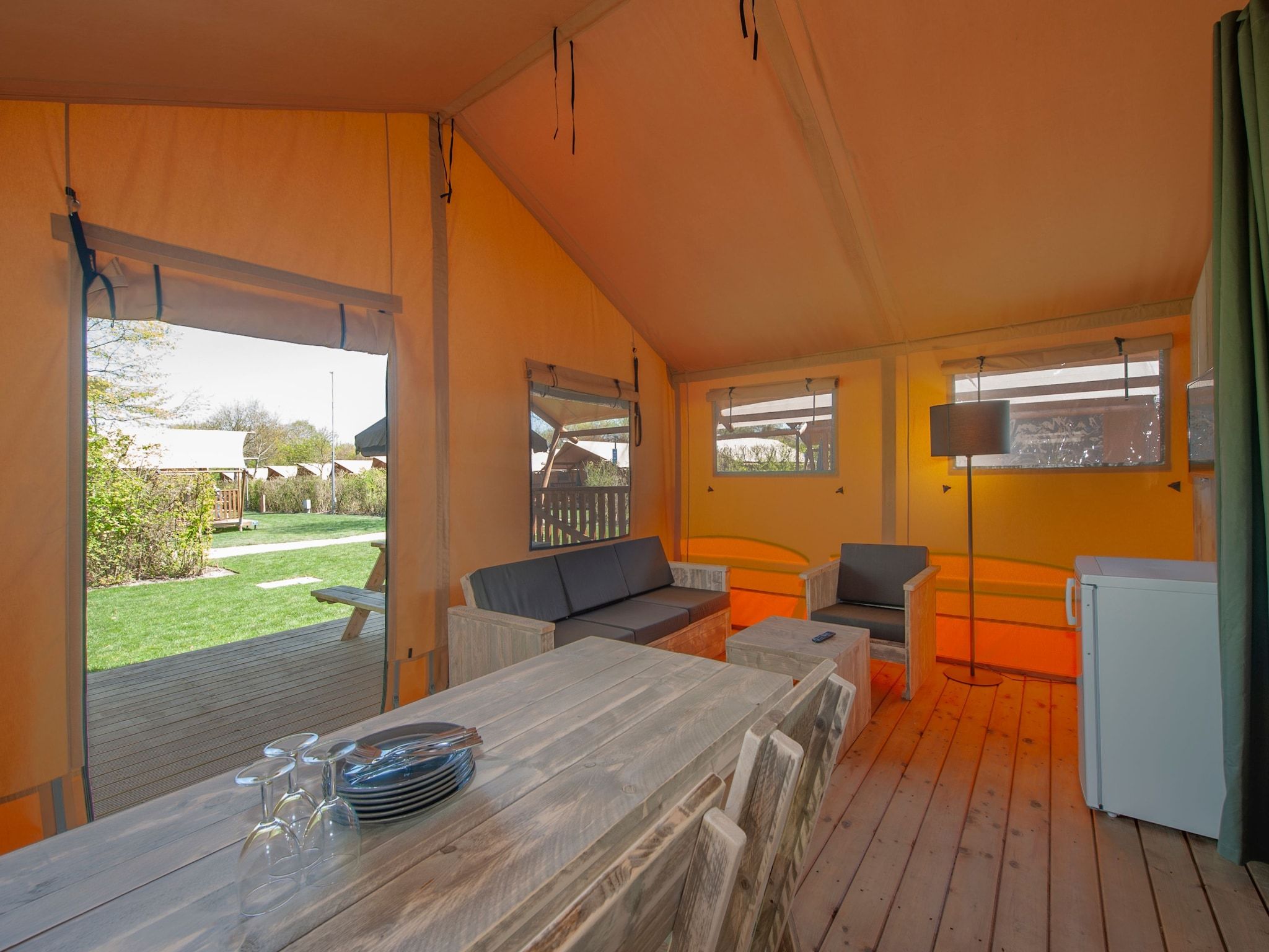 De woonkamer van Vakantiepark de Katjeskelder 22 in Oosterhout