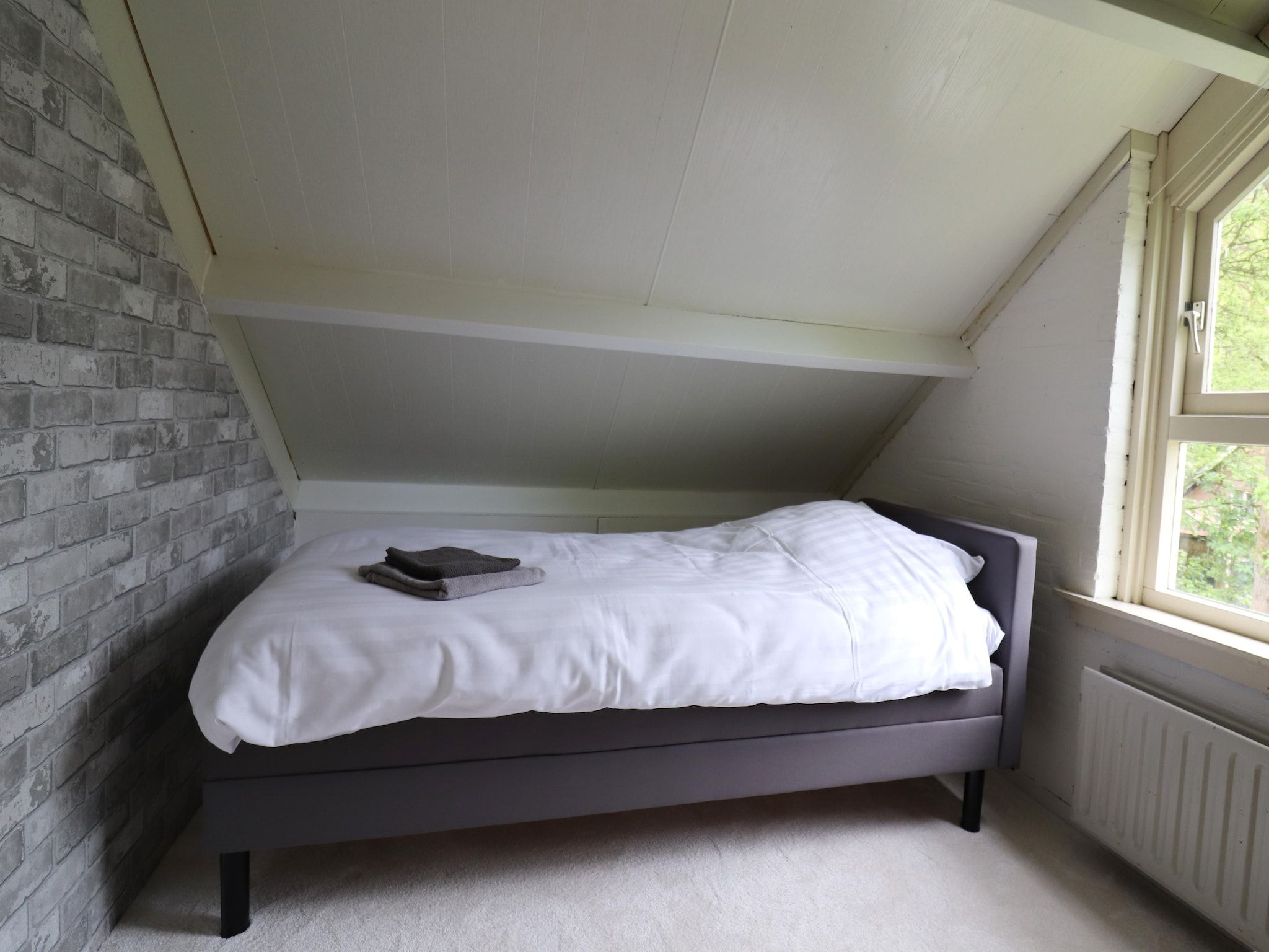 Een slaapkamer van Boshuisje De Koolmees in Appelscha