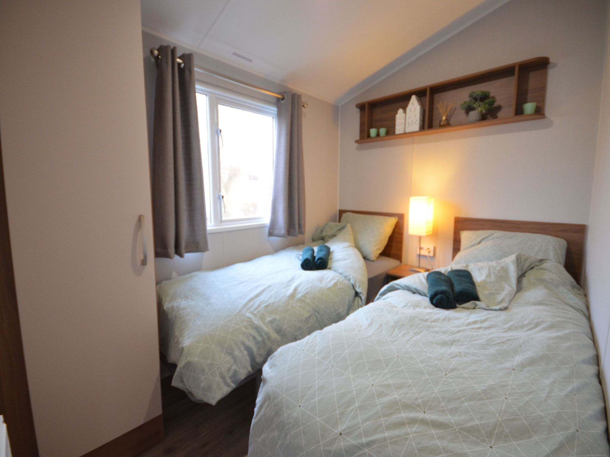 Een slaapkamer van Recreatiepark Wiringherlant - Wiringher Chalet 83 in Hippolytushoef