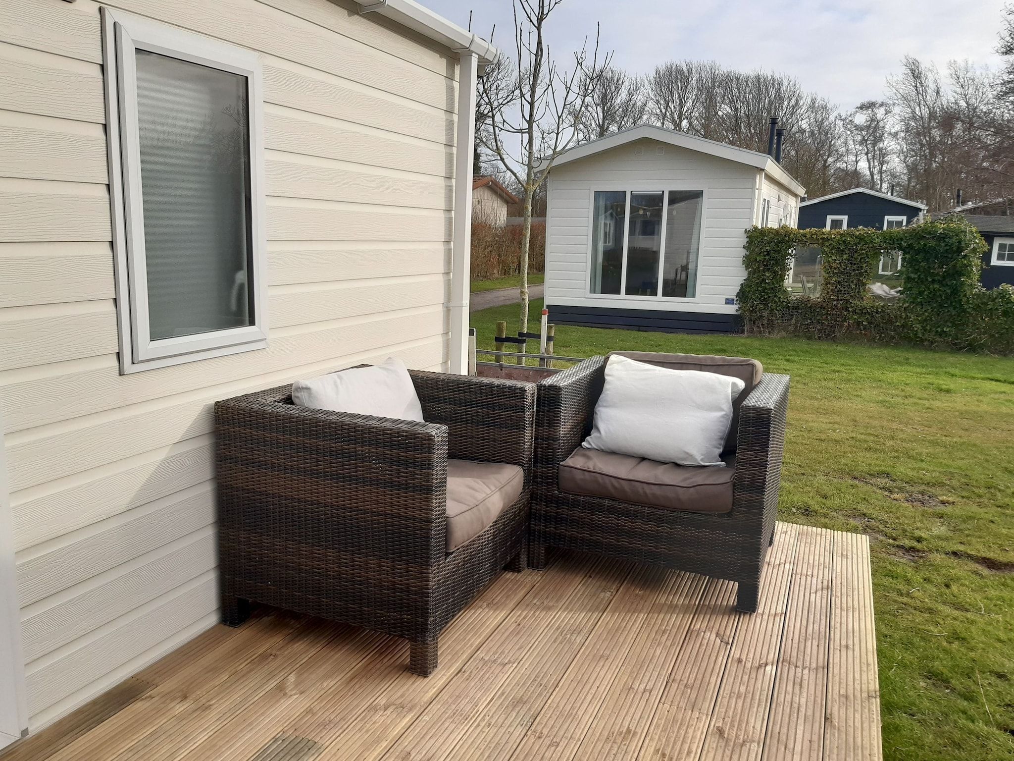 Het terras van Recreatiepark Wiringherlant - Wiringher Chalet 83 in Hippolytushoef