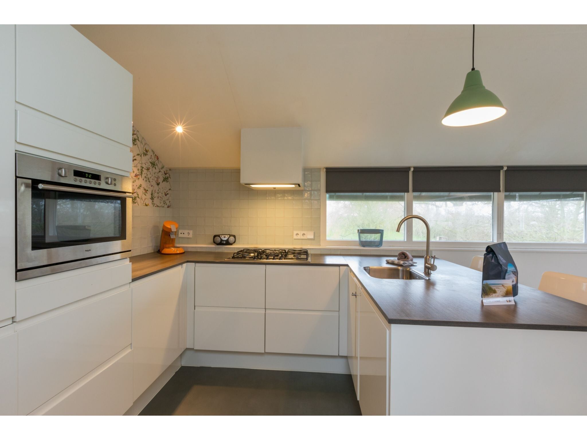 De keuken van Appartement - Kon Emmaweg 6  Vrouwenpolder bovenapp in Vrouwenpolder