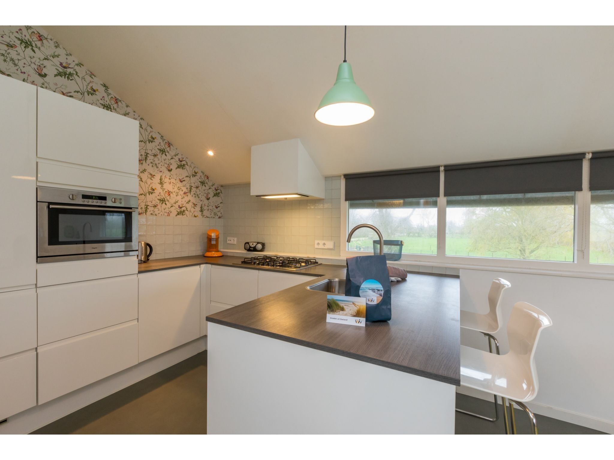 De keuken van Appartement - Kon Emmaweg 6  Vrouwenpolder bovenapp in Vrouwenpolder