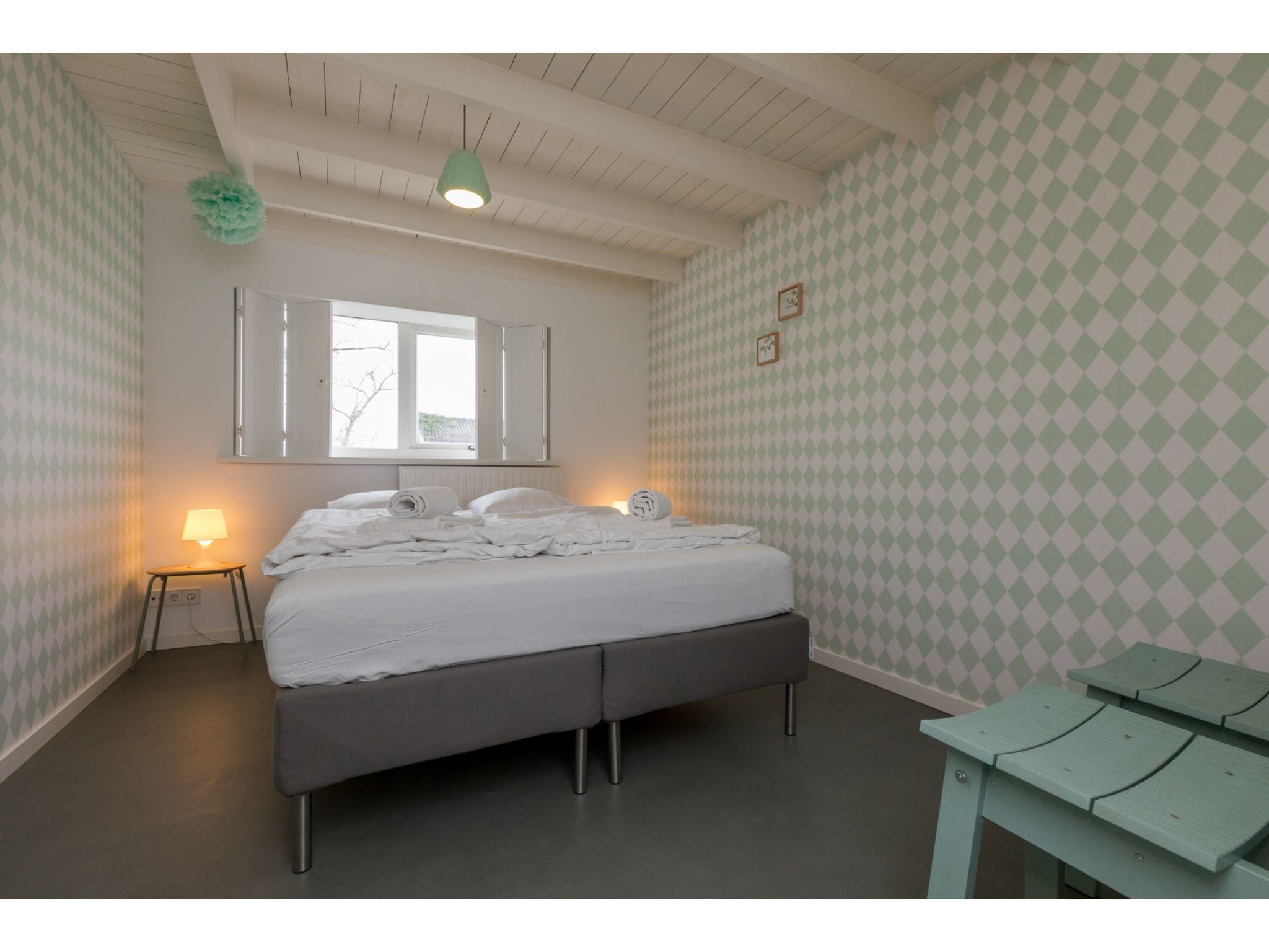 Een slaapkamer van Appartement - Kon Emmaweg 6  Vrouwenpolder bovenapp in Vrouwenpolder