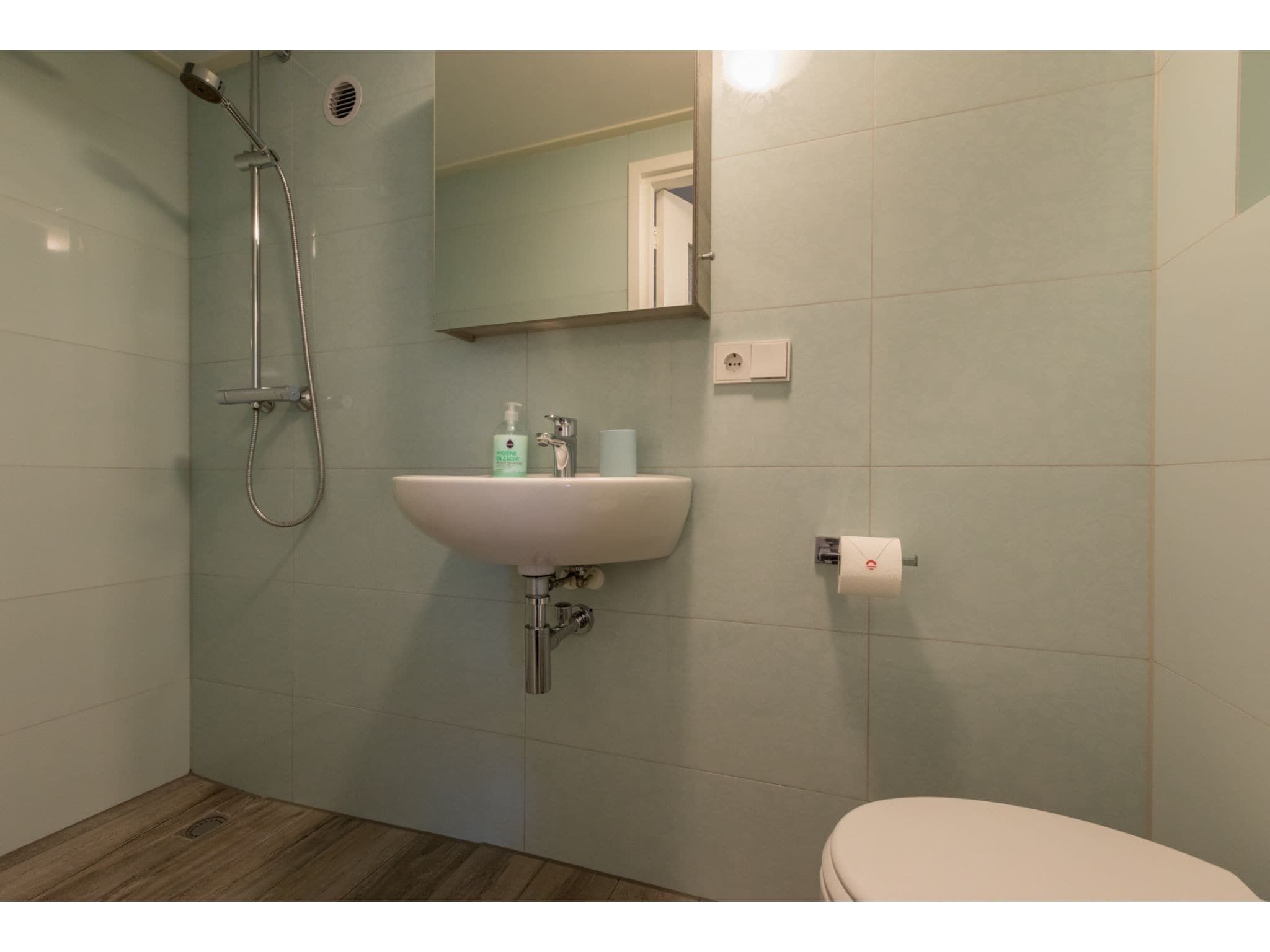 De badkamer van Appartement - Kon Emmaweg 6  Vrouwenpolder bovenapp in Vrouwenpolder