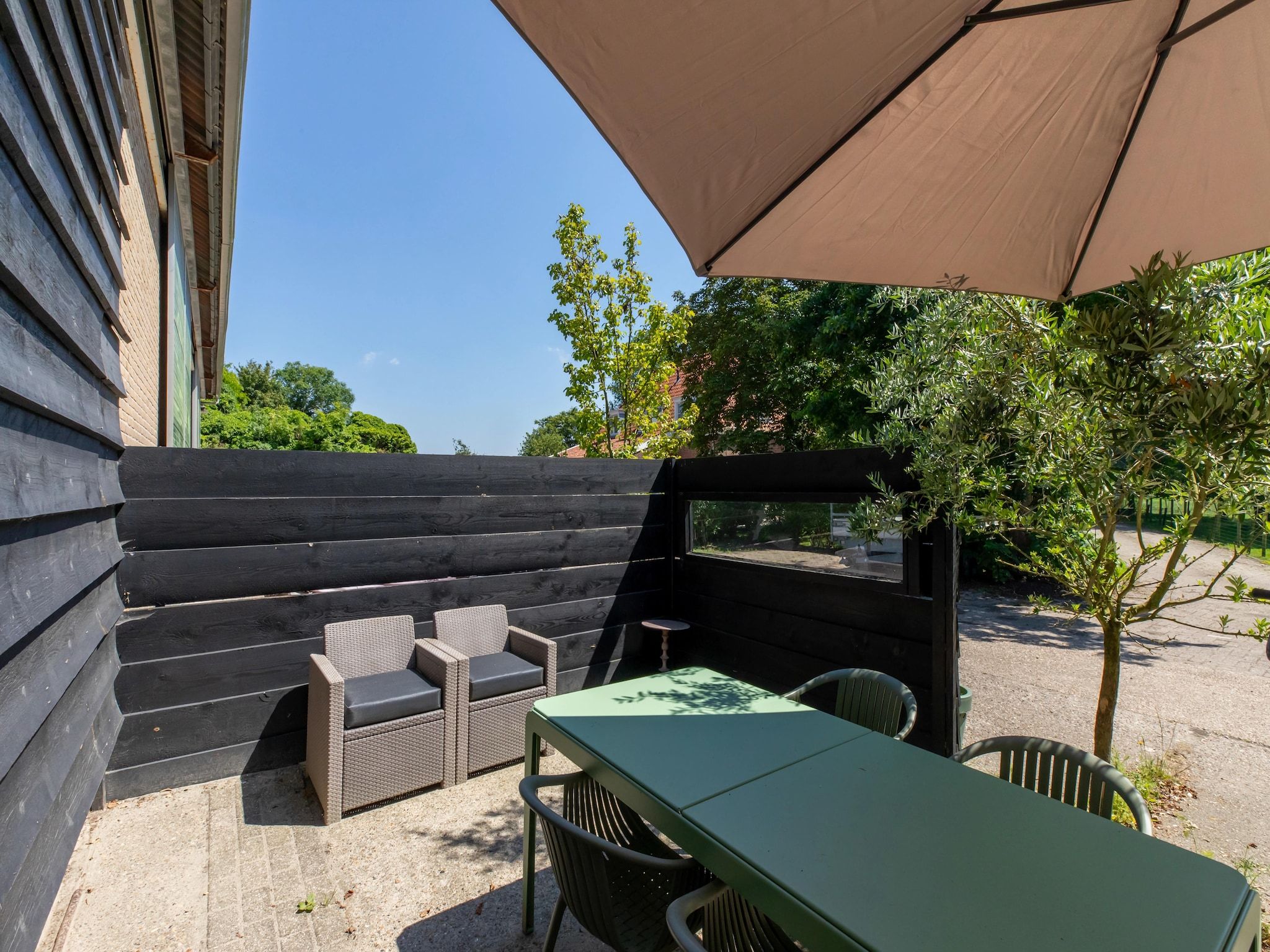 Het terras van Appartement - Kon Emmaweg 6  Vrouwenpolder bovenapp in Vrouwenpolder