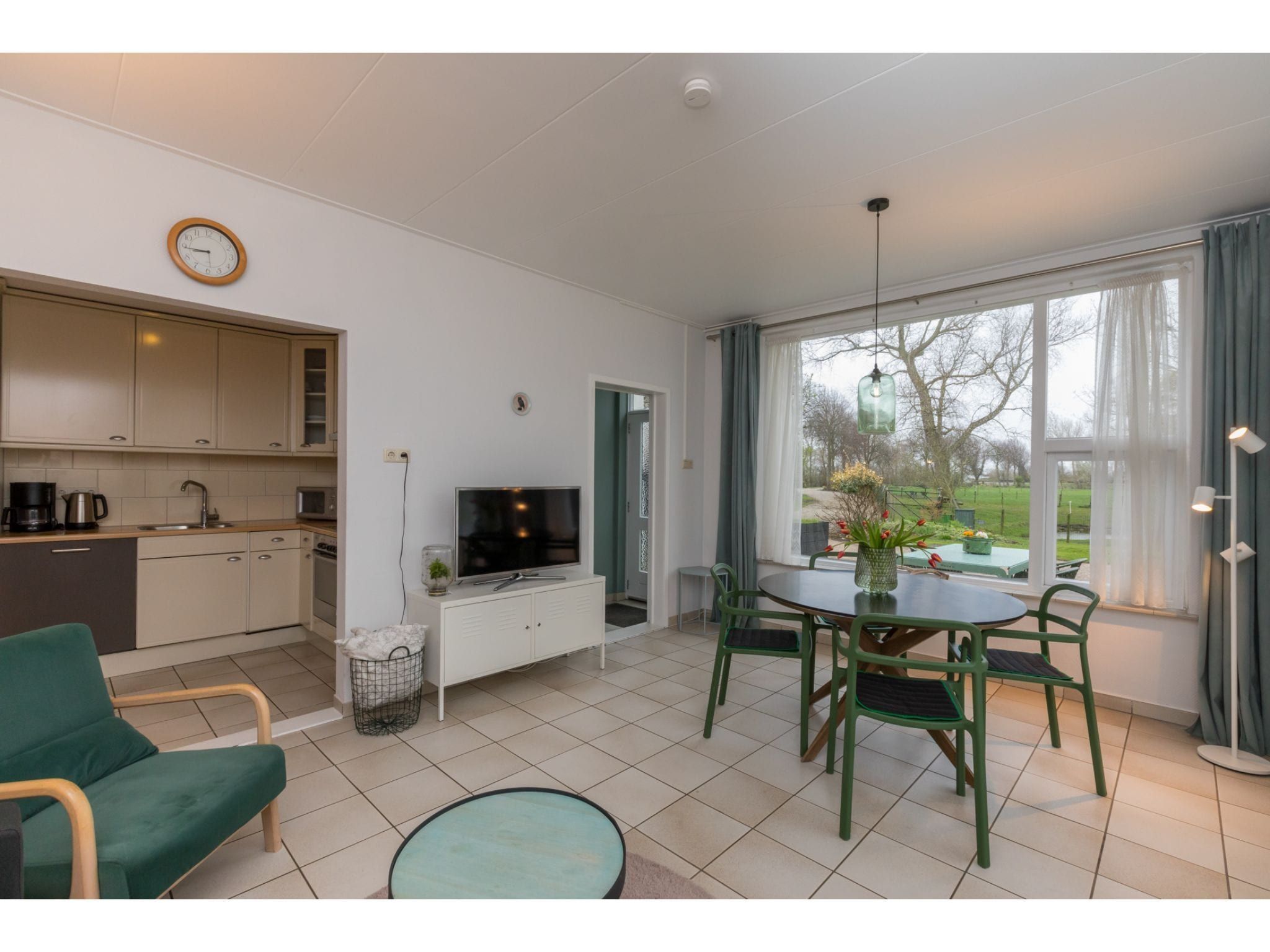 De eetkamer van Appartement - Kon Emmaweg 6  beneden app in Vrouwenpolder