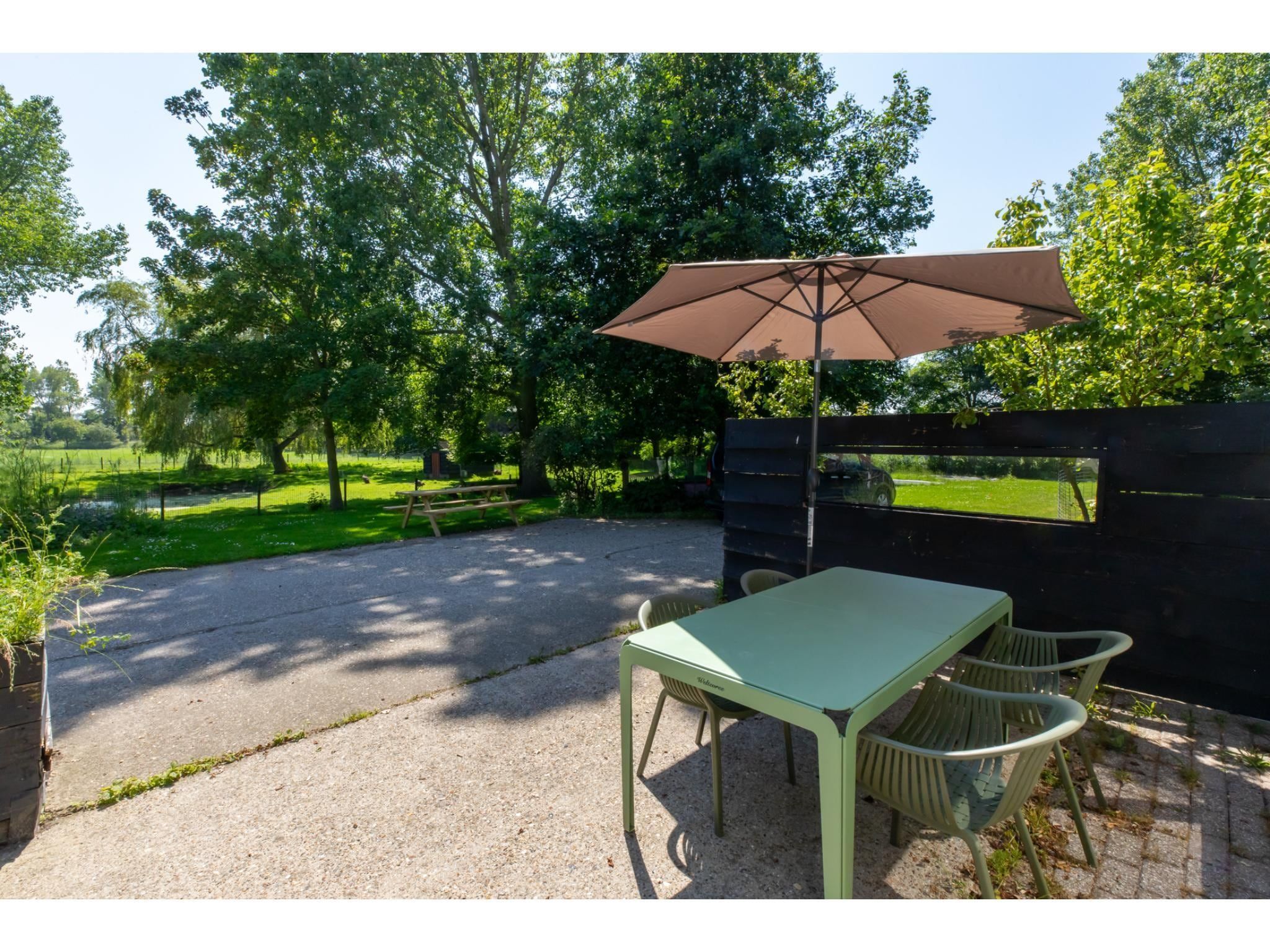 Het terras van Appartement - Kon Emmaweg 6  beneden app in Vrouwenpolder