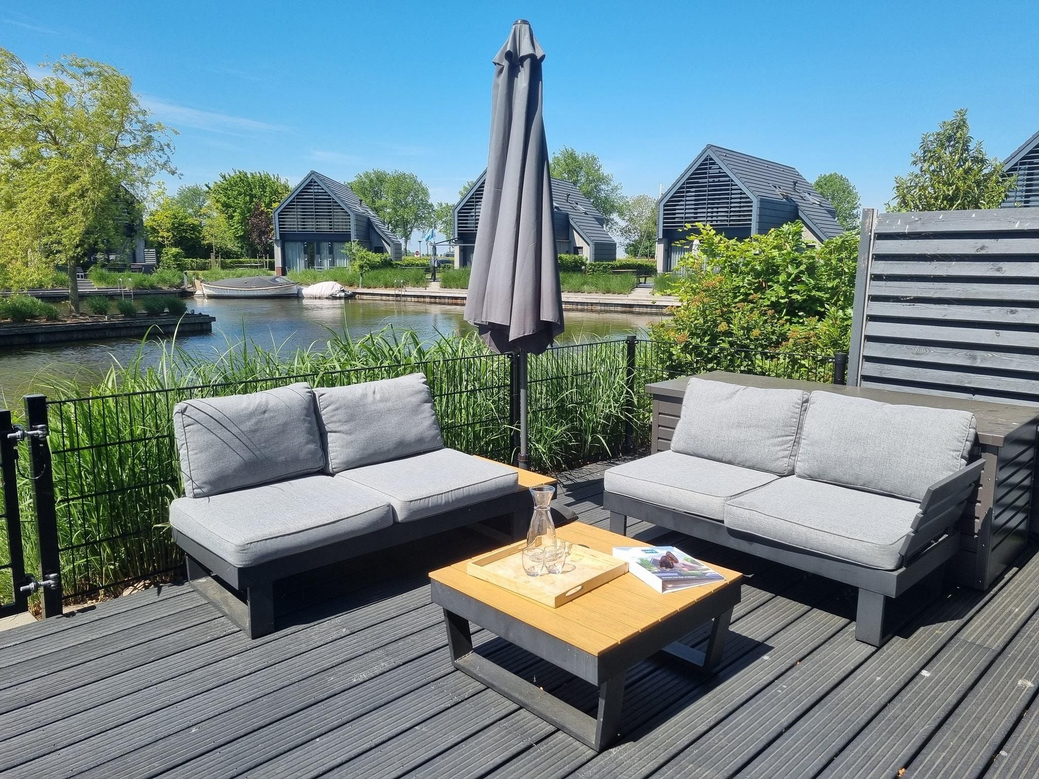 Het terras van Watervilla Twa in Balk