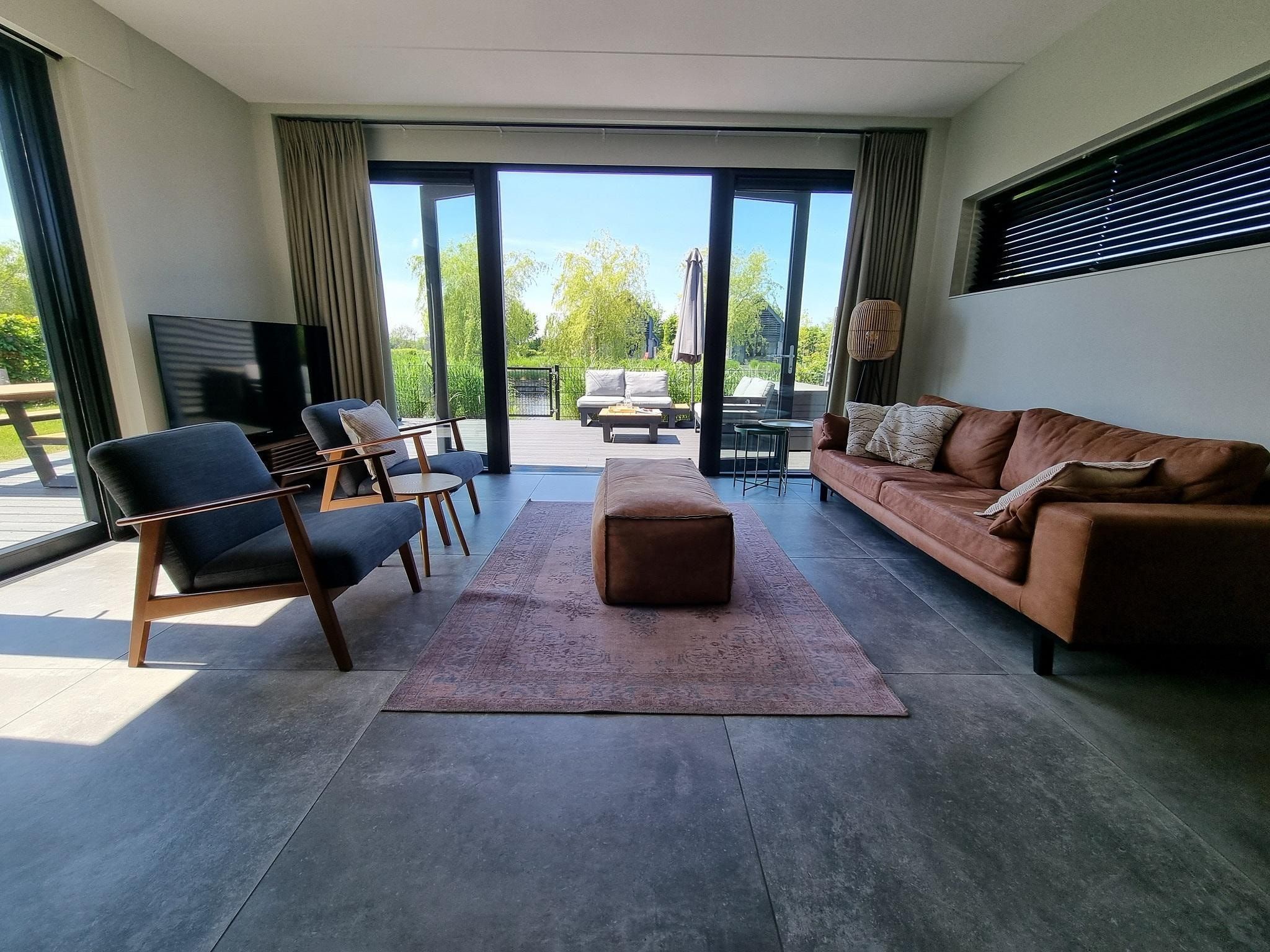 De woonkamer van Watervilla Twa in Balk