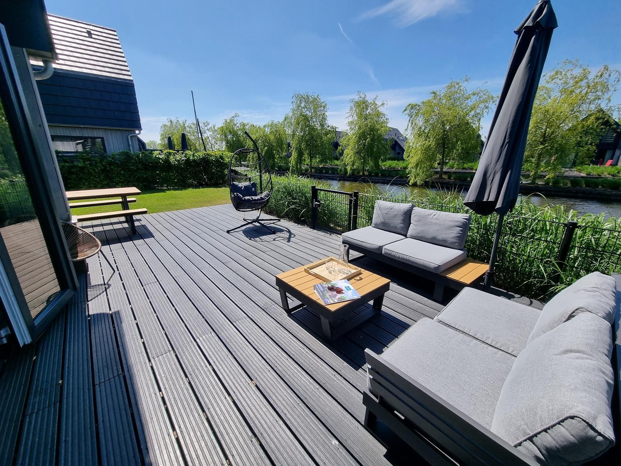 Het terras van Watervilla Twa in Balk