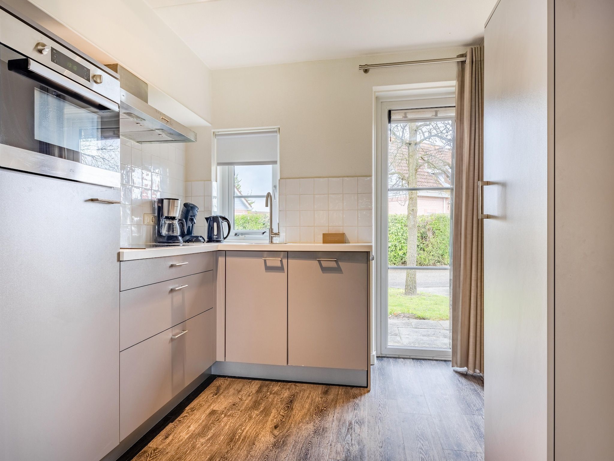 De keuken van Noordzee Résidence De Banjaard 21 in Kamperland