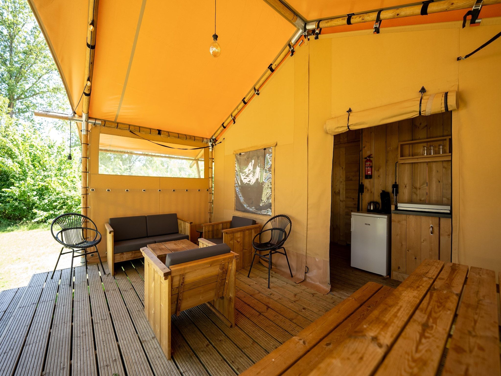 Het terras van Vakantiepark Hunzedal 16 in Borger