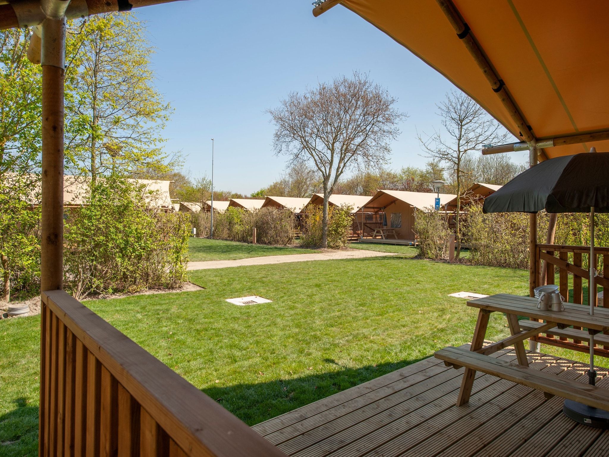 Het terras van Vakantiepark Hunzedal 17 in Borger