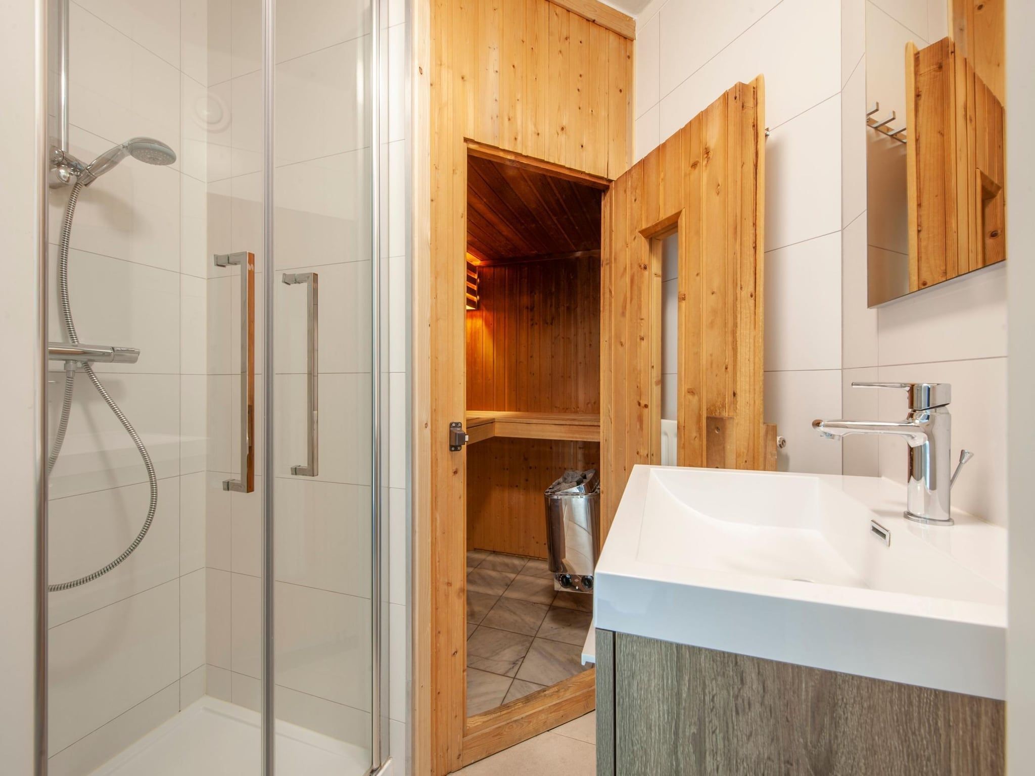 De badkamer van Vakantiepark Zeeland Village 4 in Scharendijke