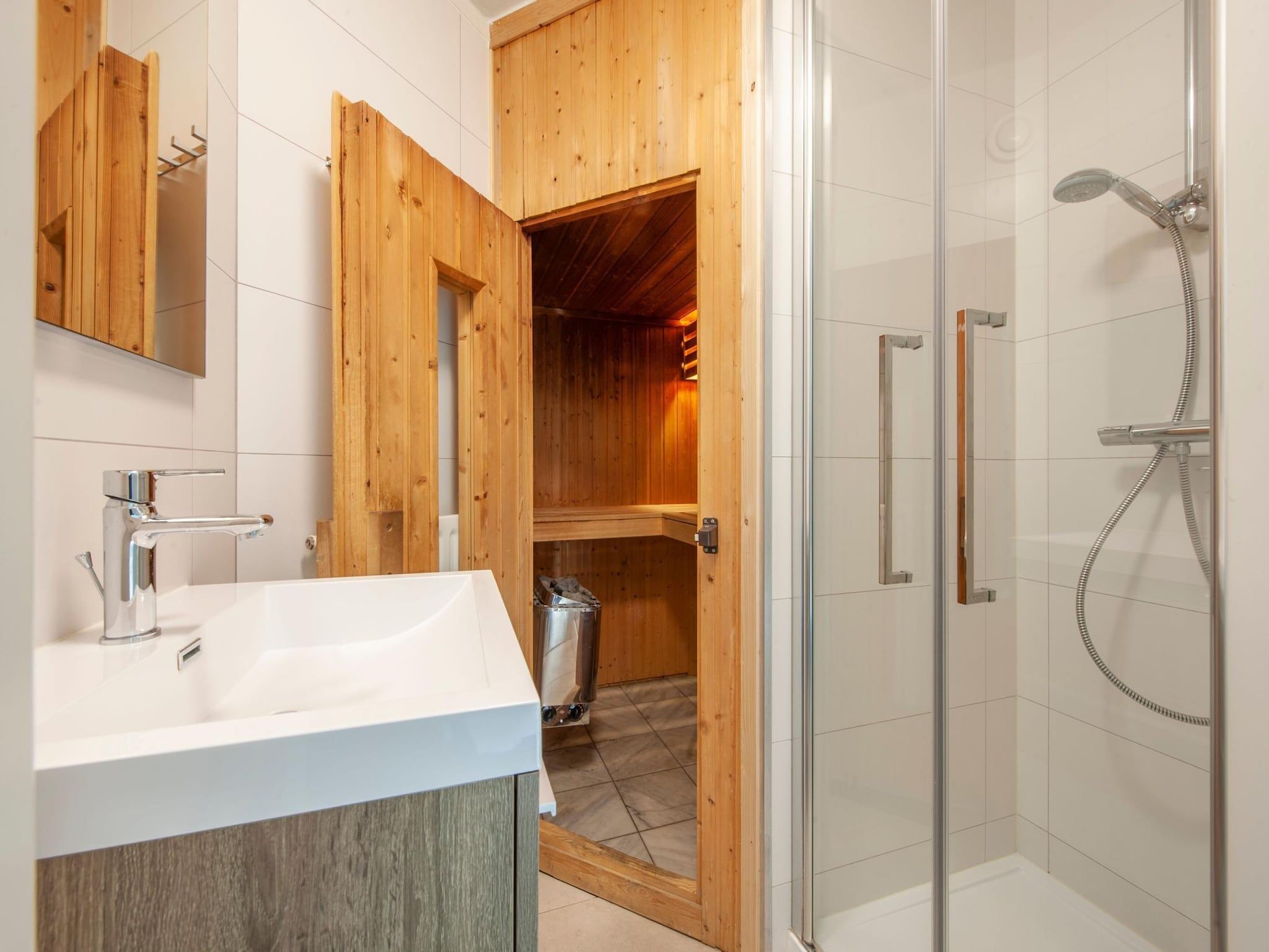 De badkamer van Vakantiepark Zeeland Village 4 in Scharendijke