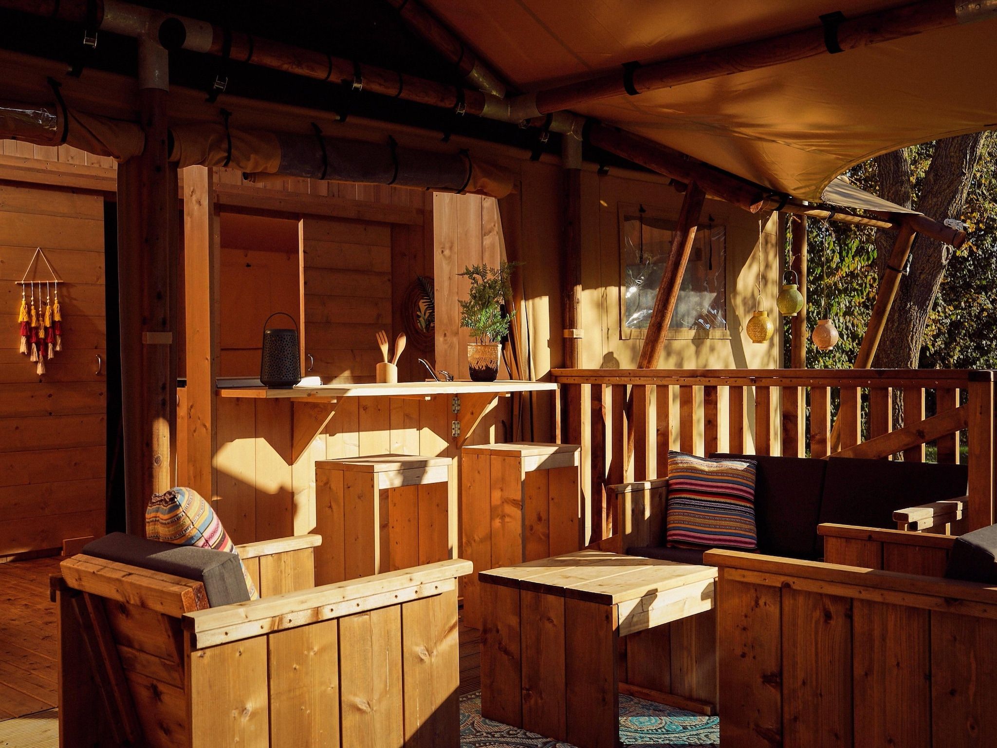 Het terras van Resort de Parel 2 in Zeewolde