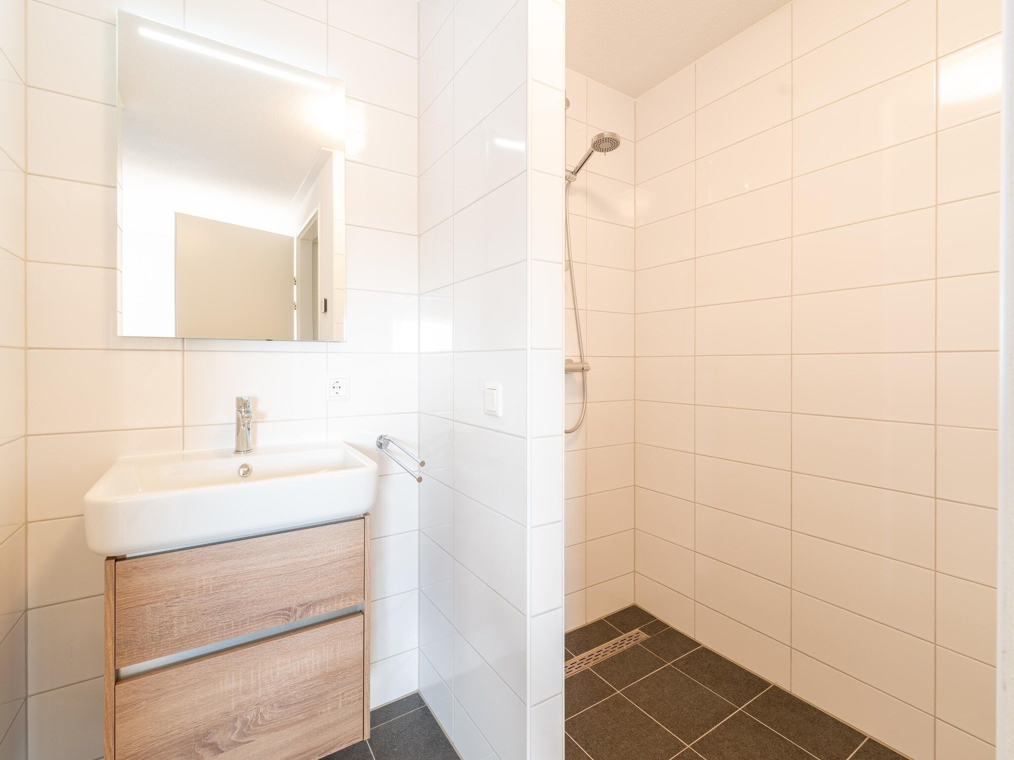 De badkamer van De Ooievaar Huis NR 23 in Scherpenisse