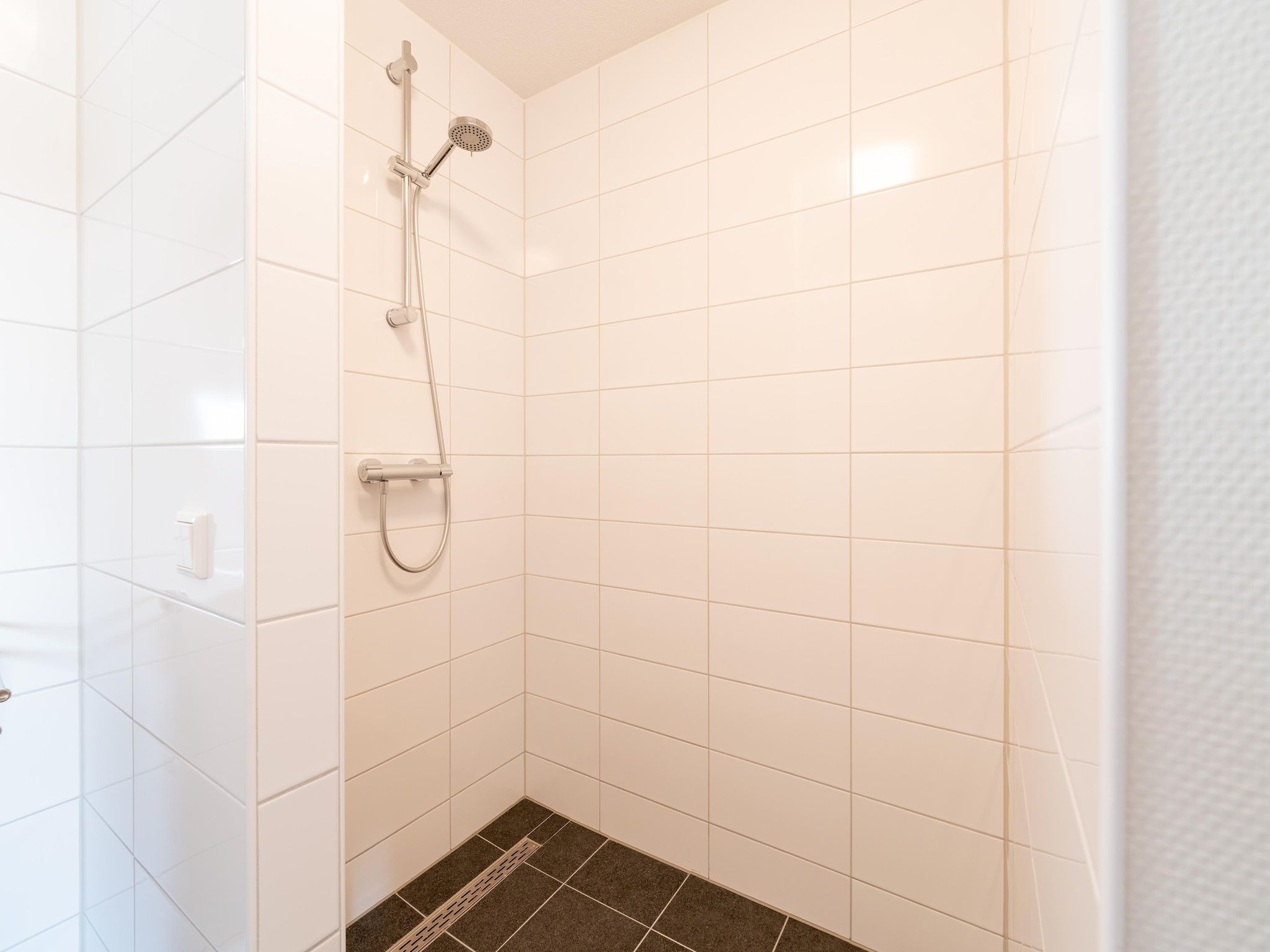 De badkamer van De Ooievaar Huis NR 23 in Scherpenisse