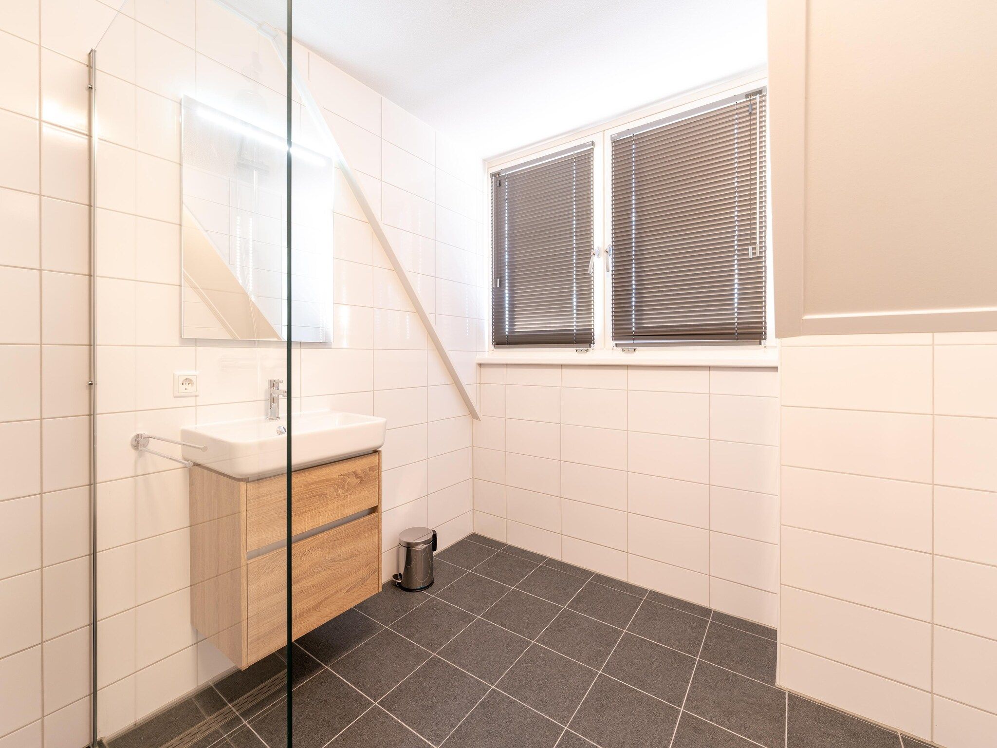 De badkamer van De Ooievaar Huis NR 23 in Scherpenisse