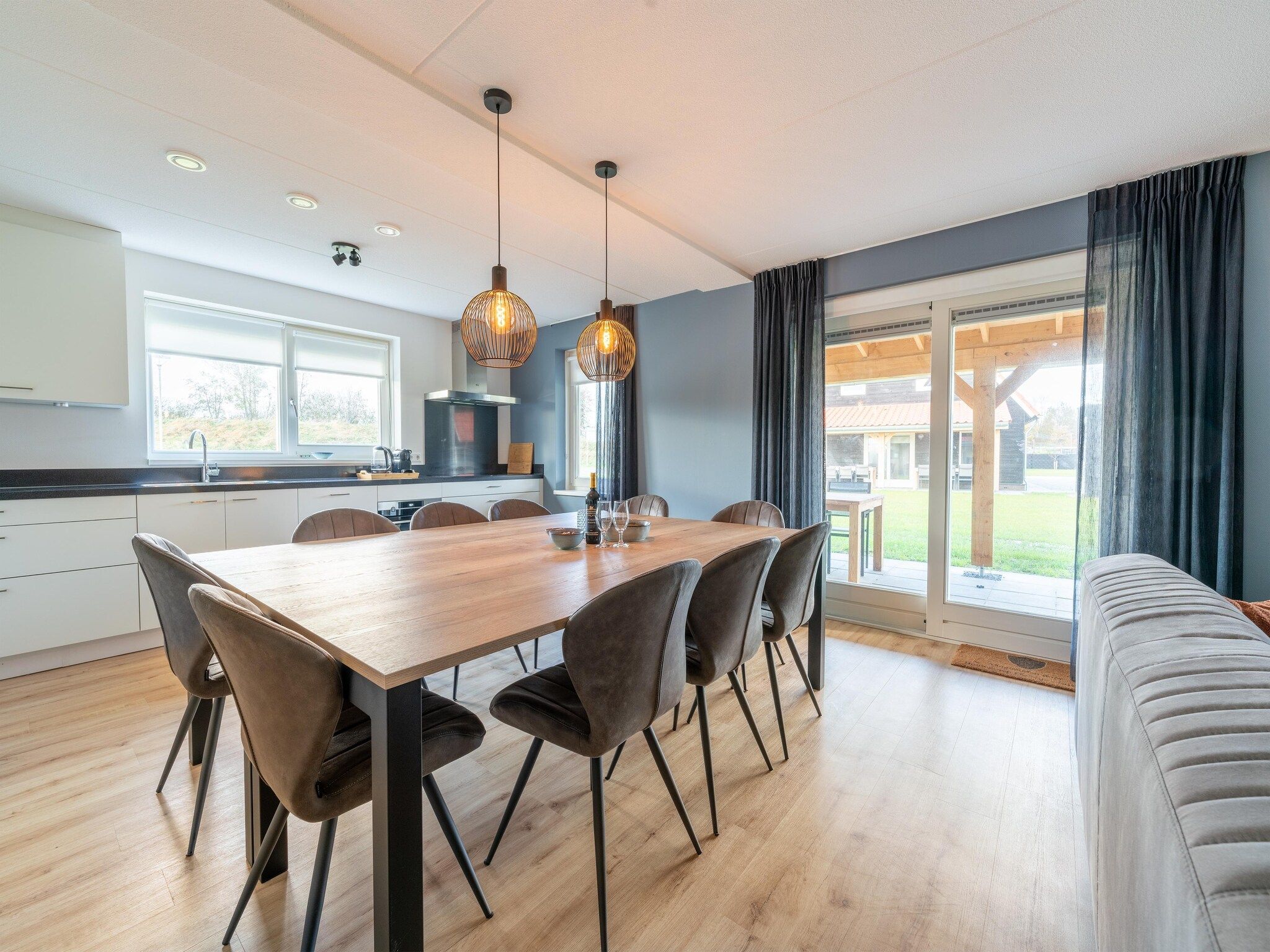 De eetkamer van De Ooievaar Huis NR 23 in Scherpenisse
