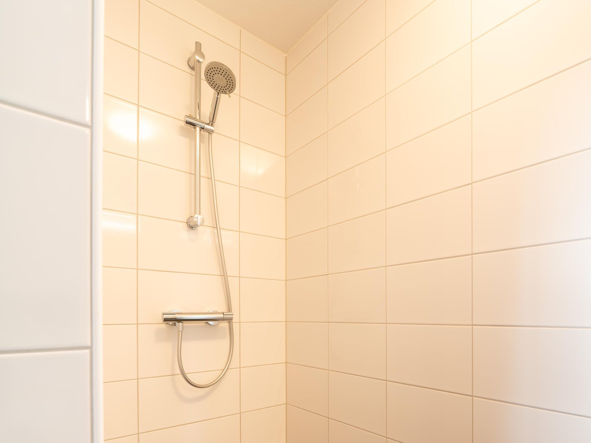 De badkamer van De Ooievaar Huis NR 23 in Scherpenisse