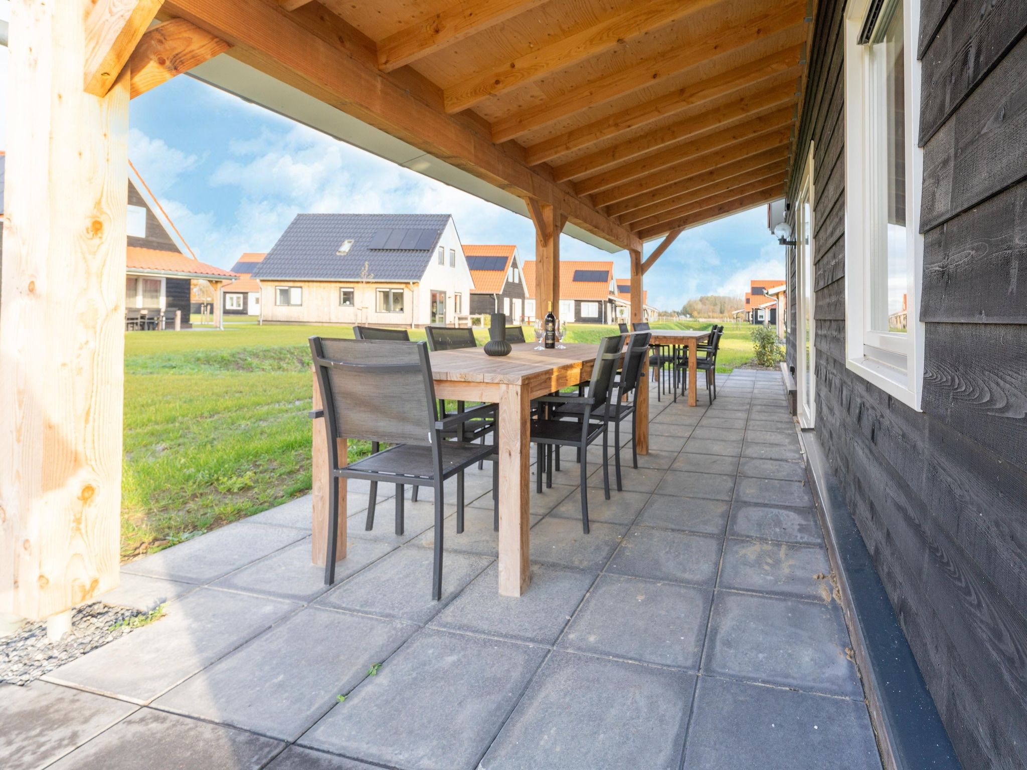 Het terras van De Ooievaar Huis NR 23 in Scherpenisse