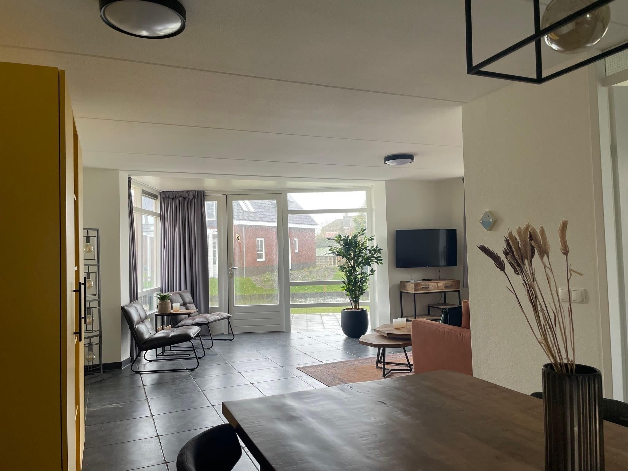 De woonkamer van Dijkvilla 6 in Medemblik