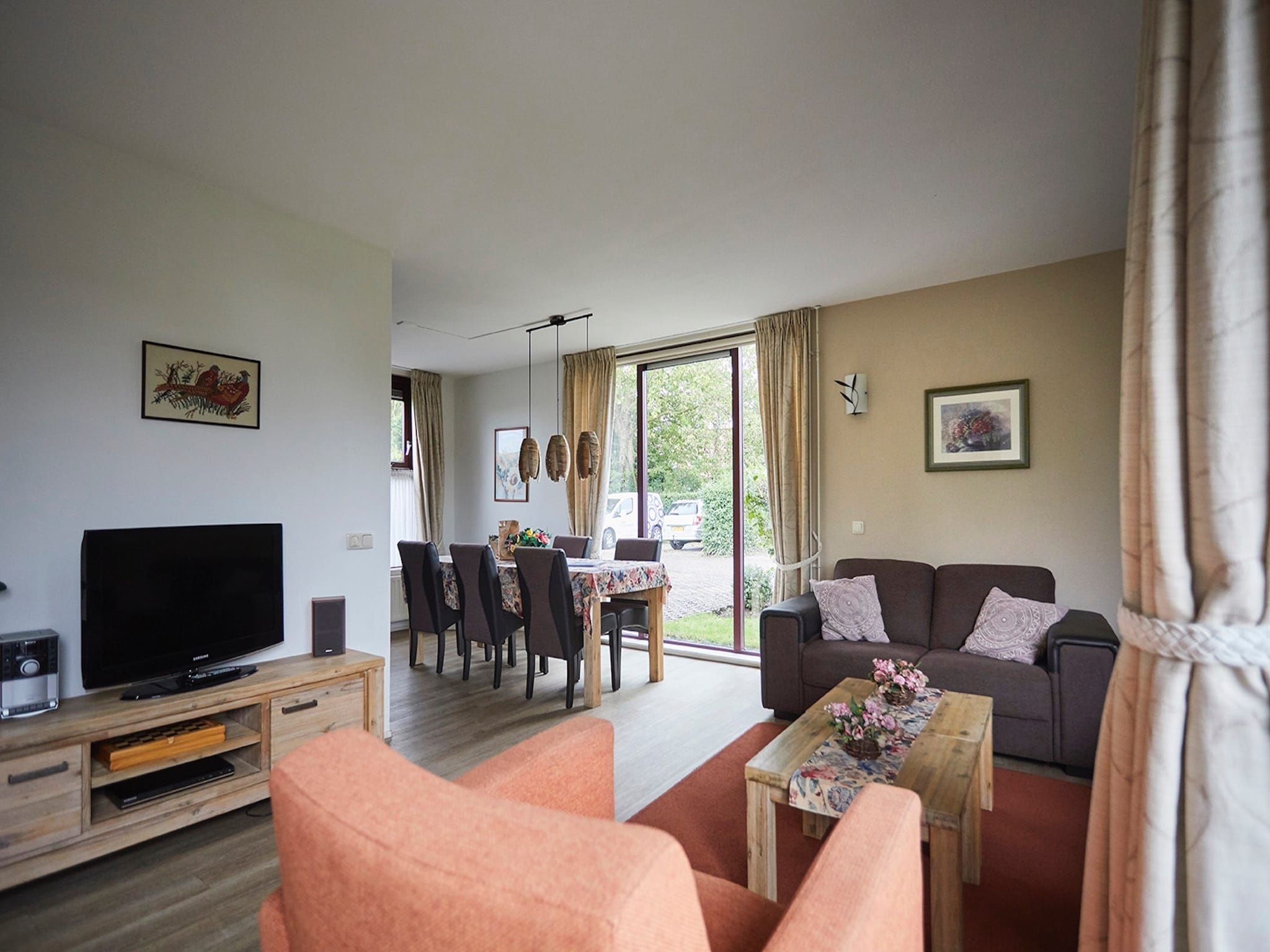 De eetkamer van Vakantiepark Hof van Zeeland 6 in Heinkenszand