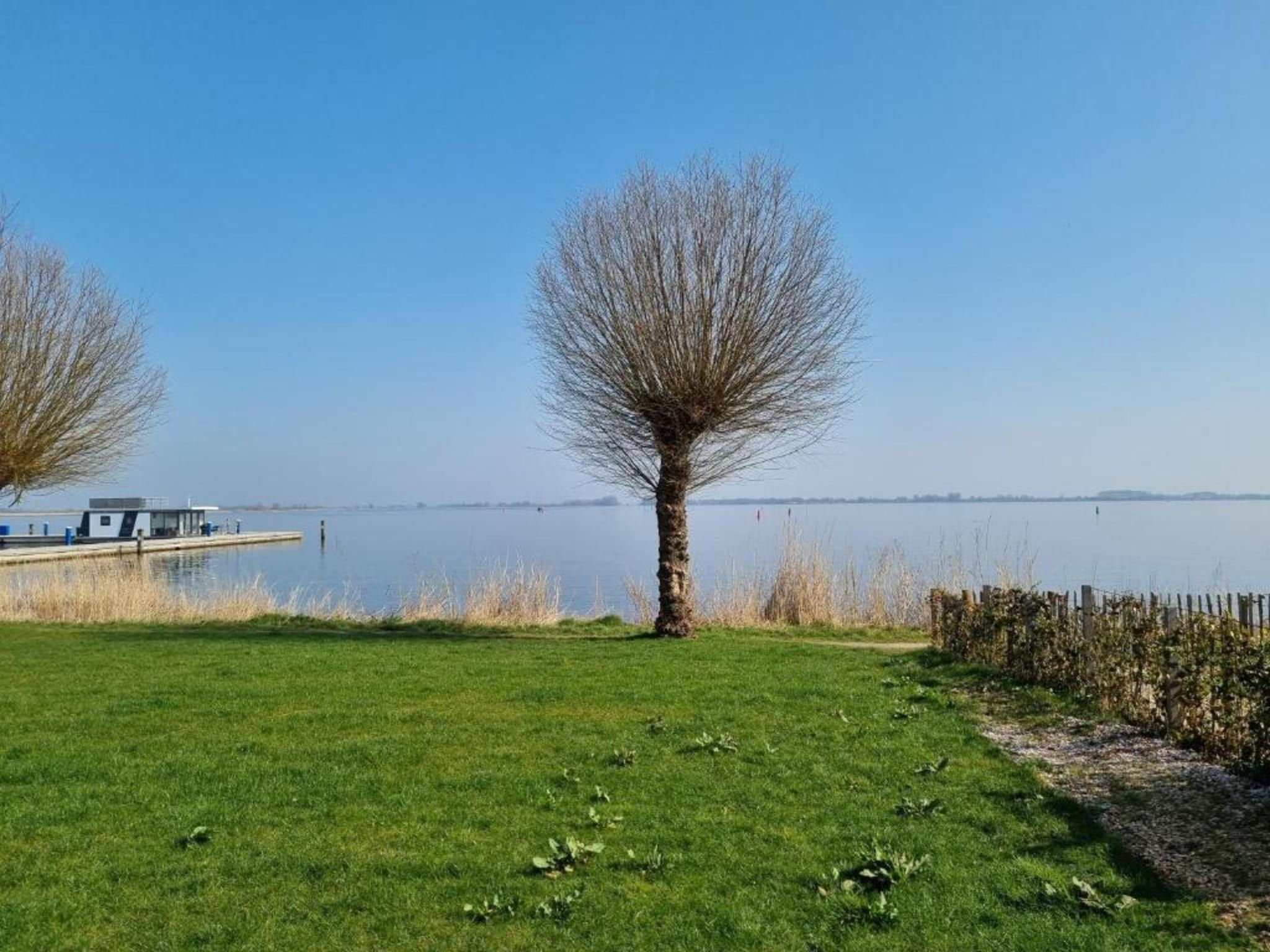 De omgeving van Houseboat 'de Valreep' met tuin - Paviljoenwei 2 in Offingawier