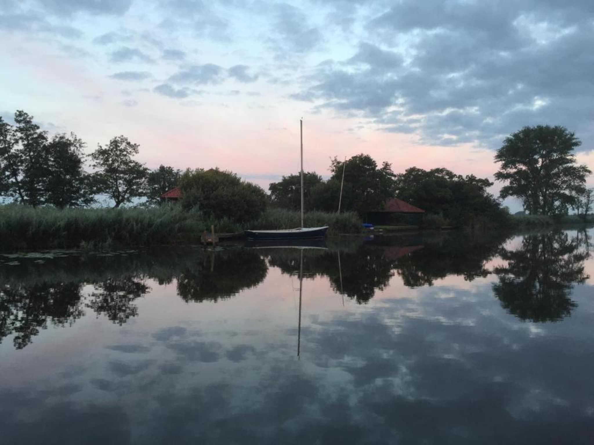 De omgeving van Houseboat 'de Valreep' met tuin - Paviljoenwei 2 in Offingawier