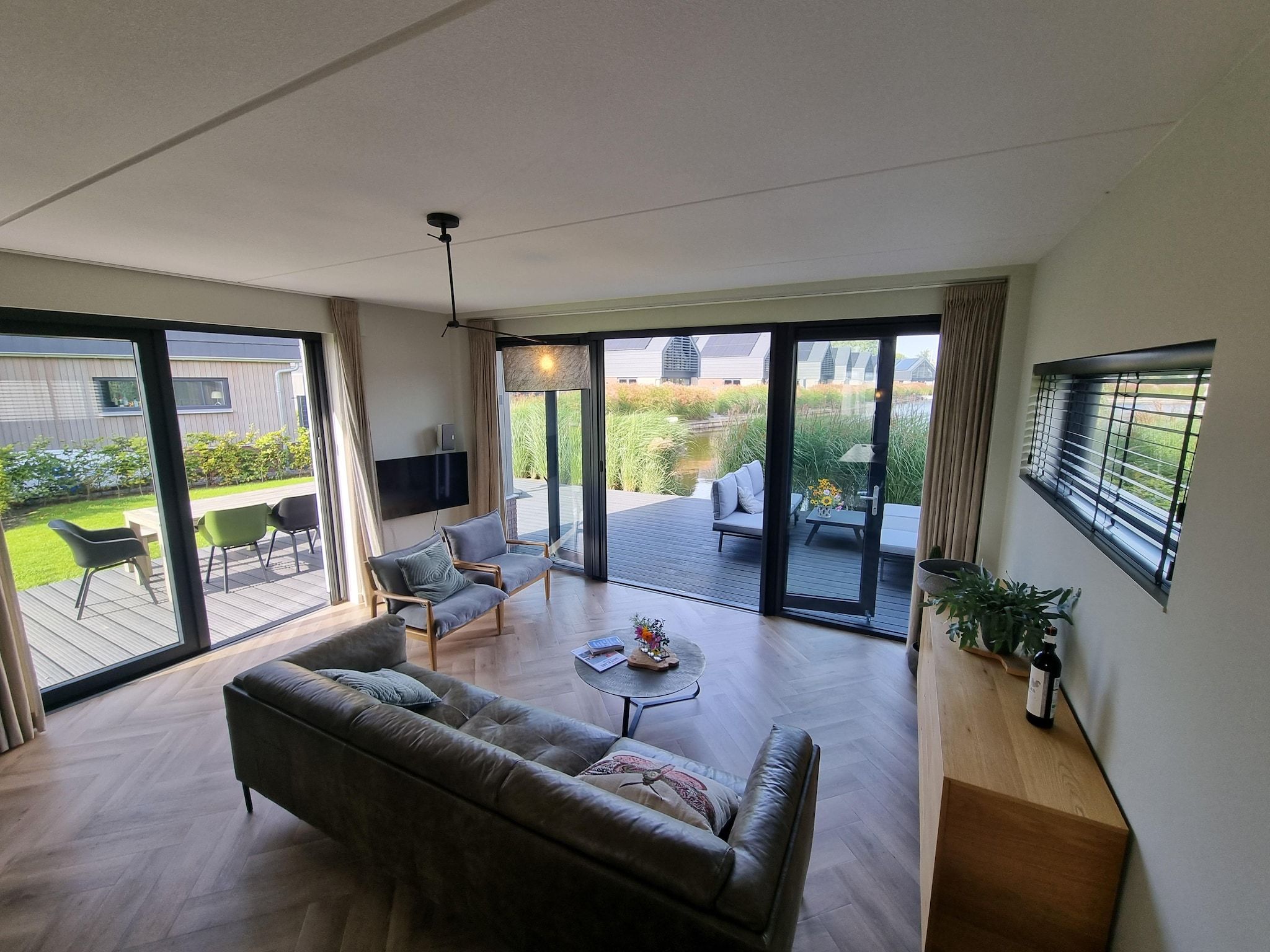 De woonkamer van Watervilla Acht in Balk