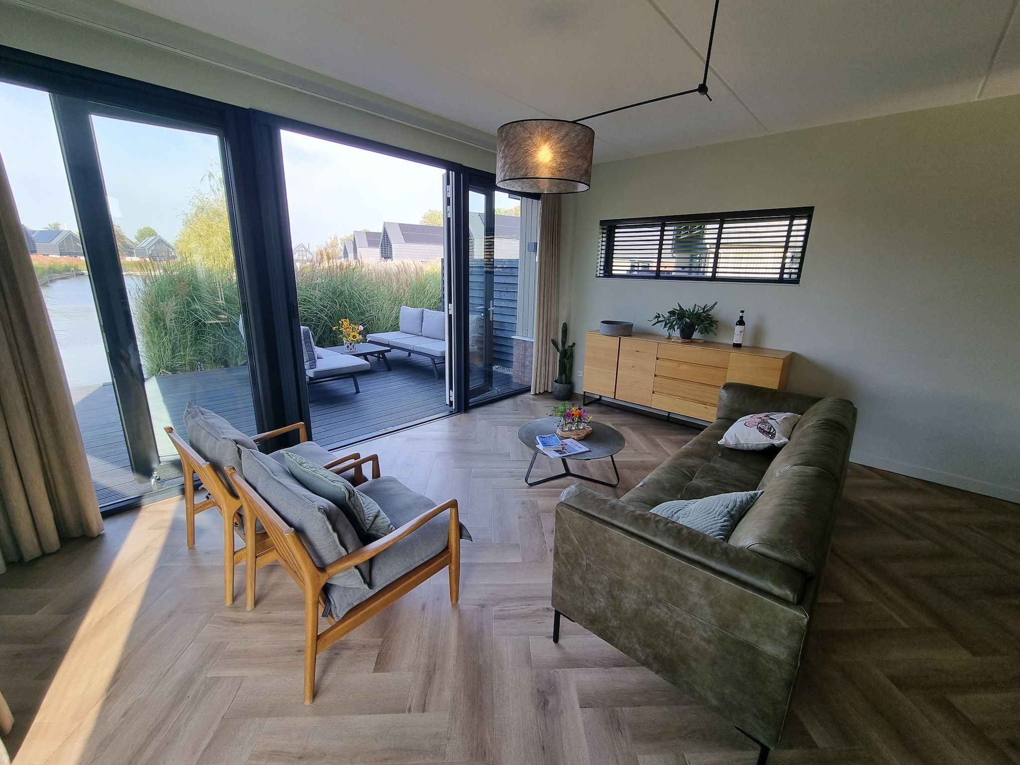 De woonkamer van Watervilla Acht in Balk