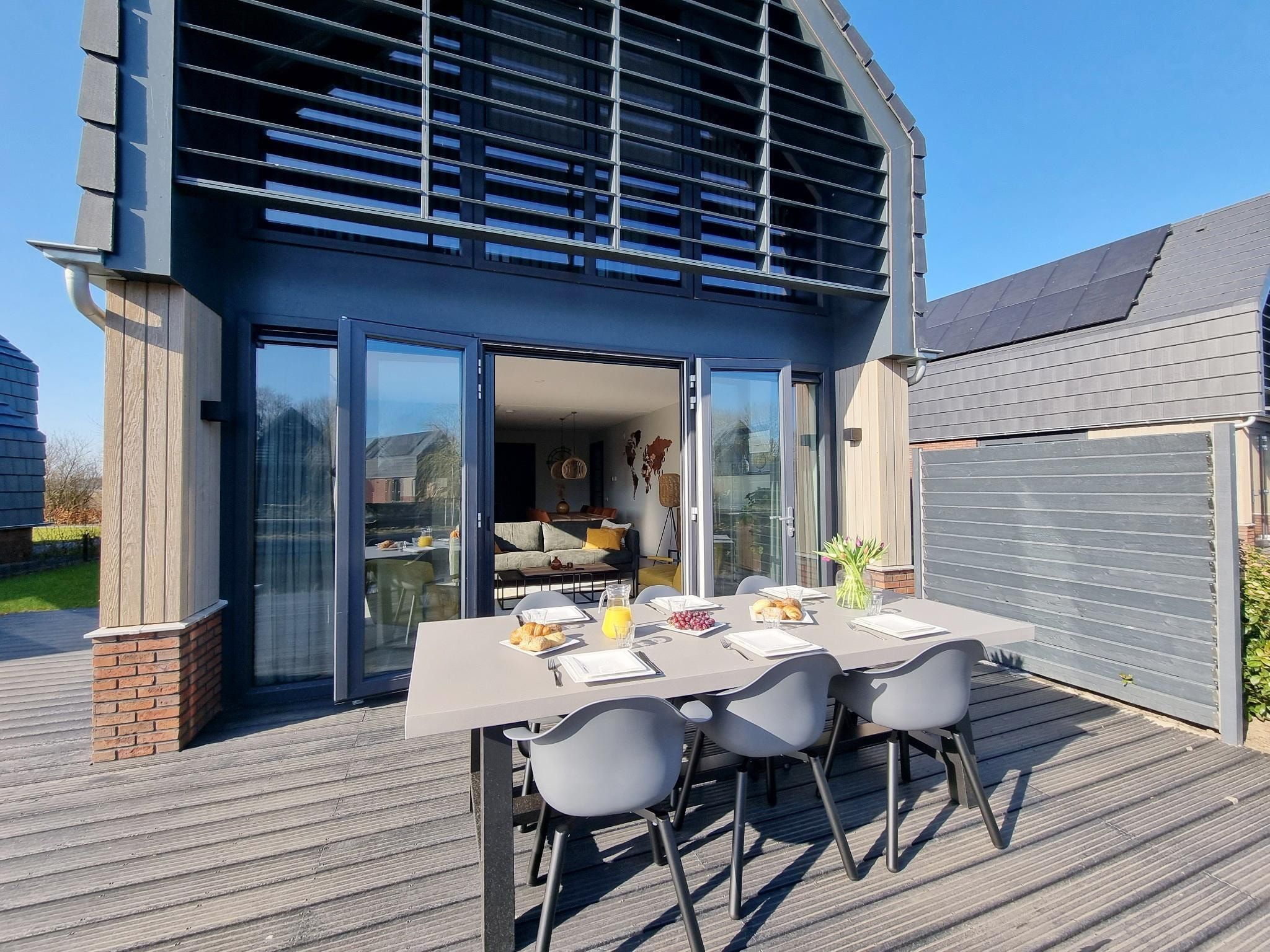 Het terras van Watervilla Tolve in Balk