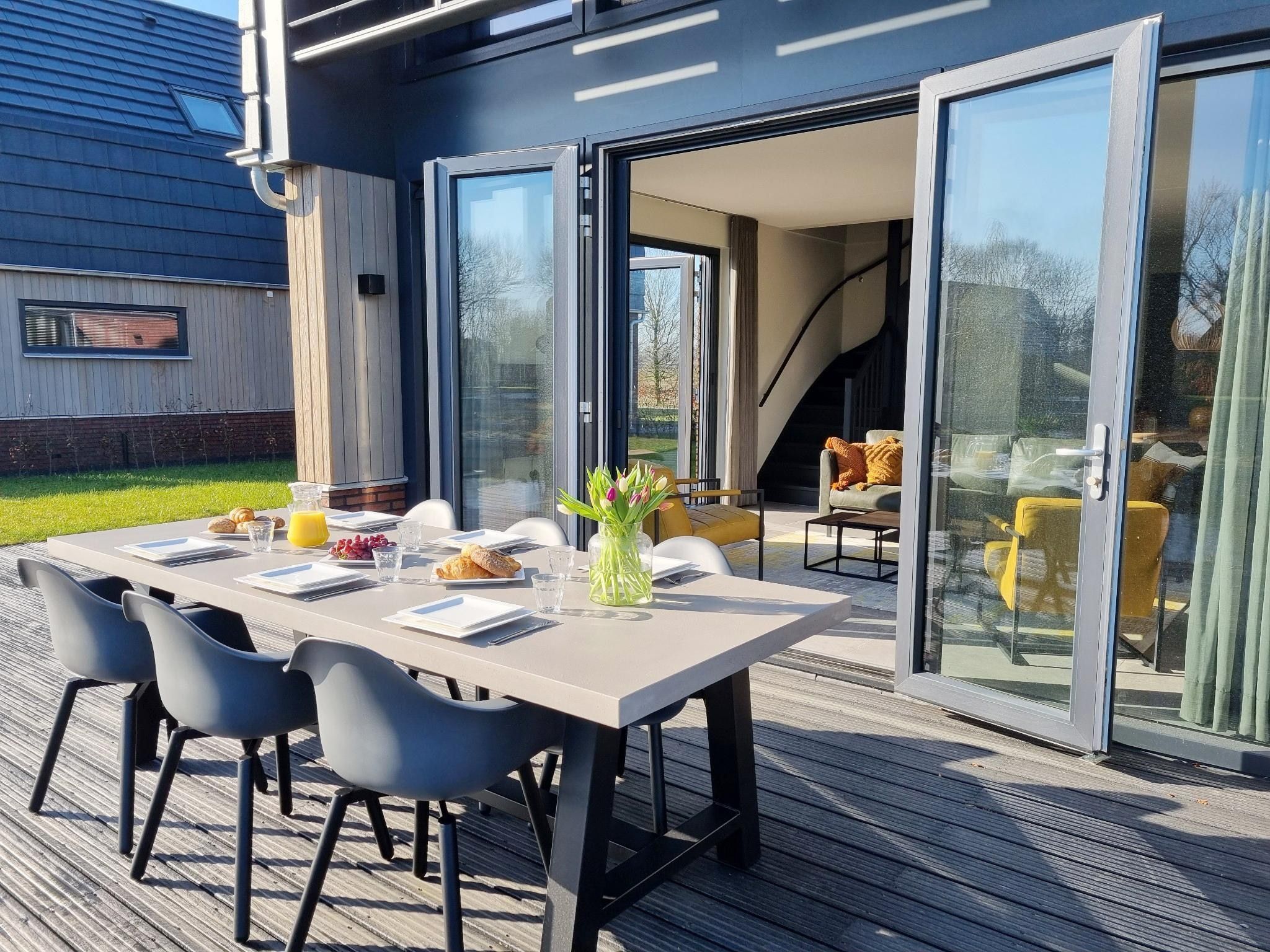 Het terras van Watervilla Tolve in Balk