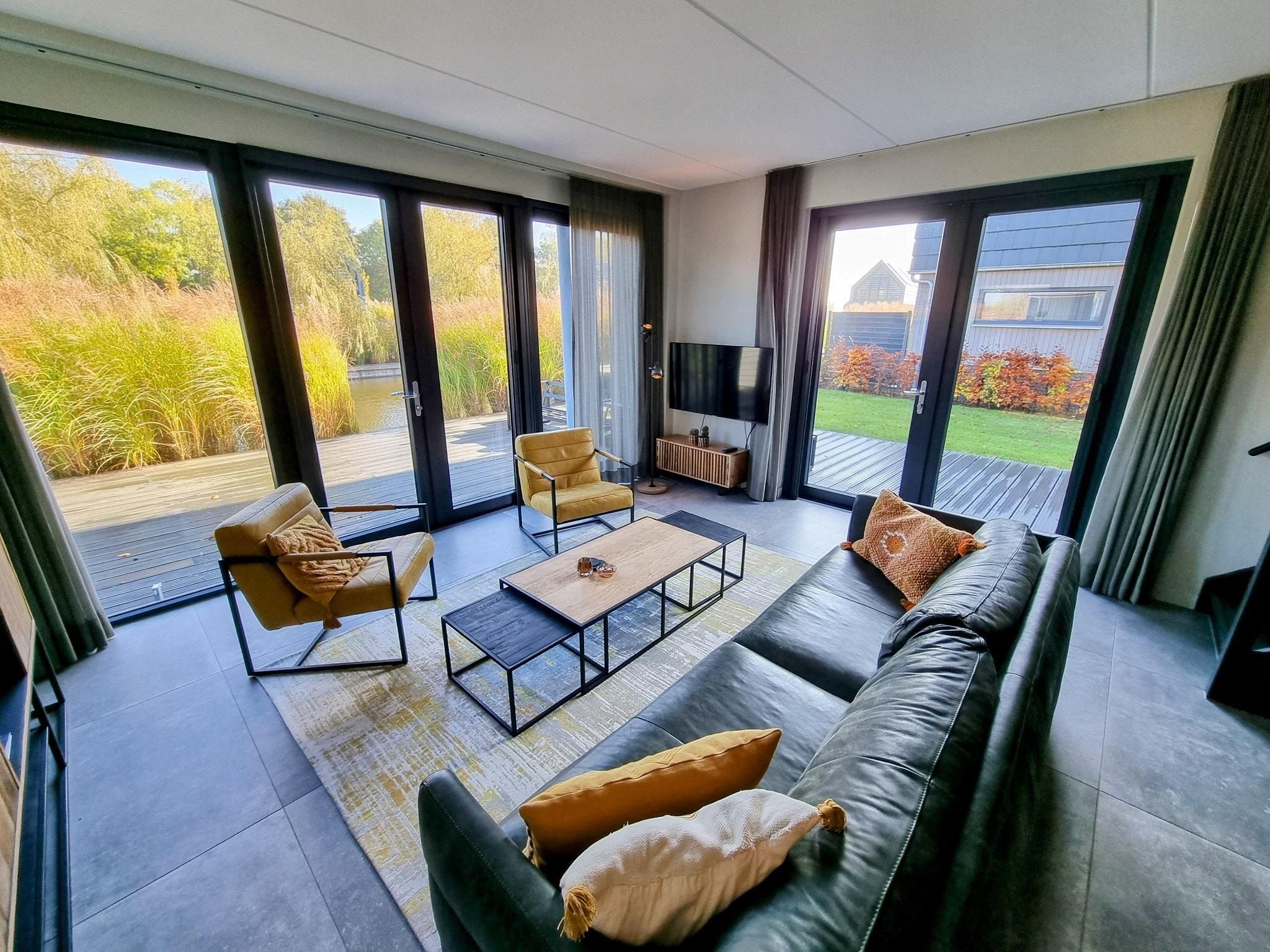 De woonkamer van Watervilla Tolve in Balk