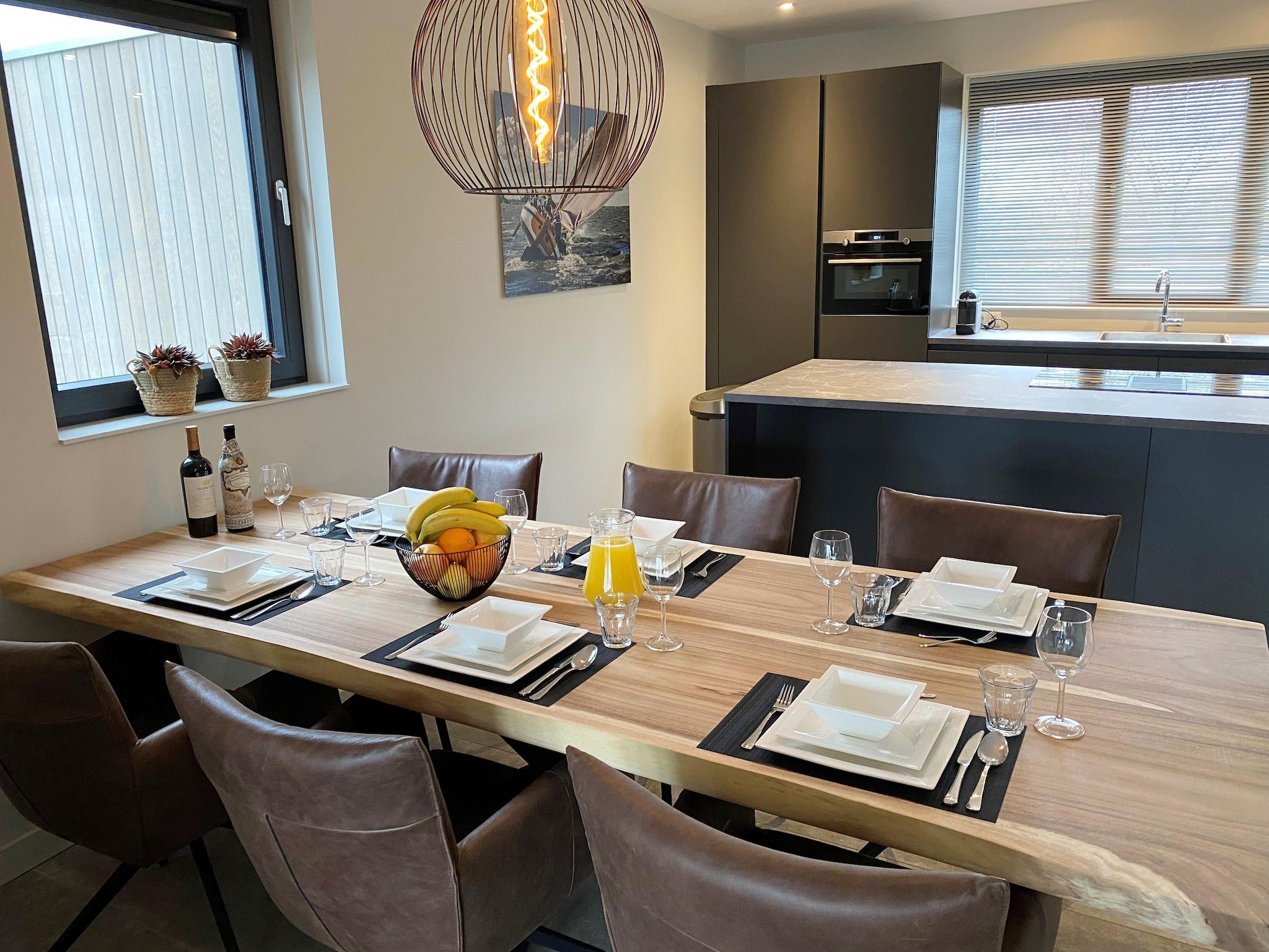 De eetkamer van Watervilla Fjirtjin in Balk