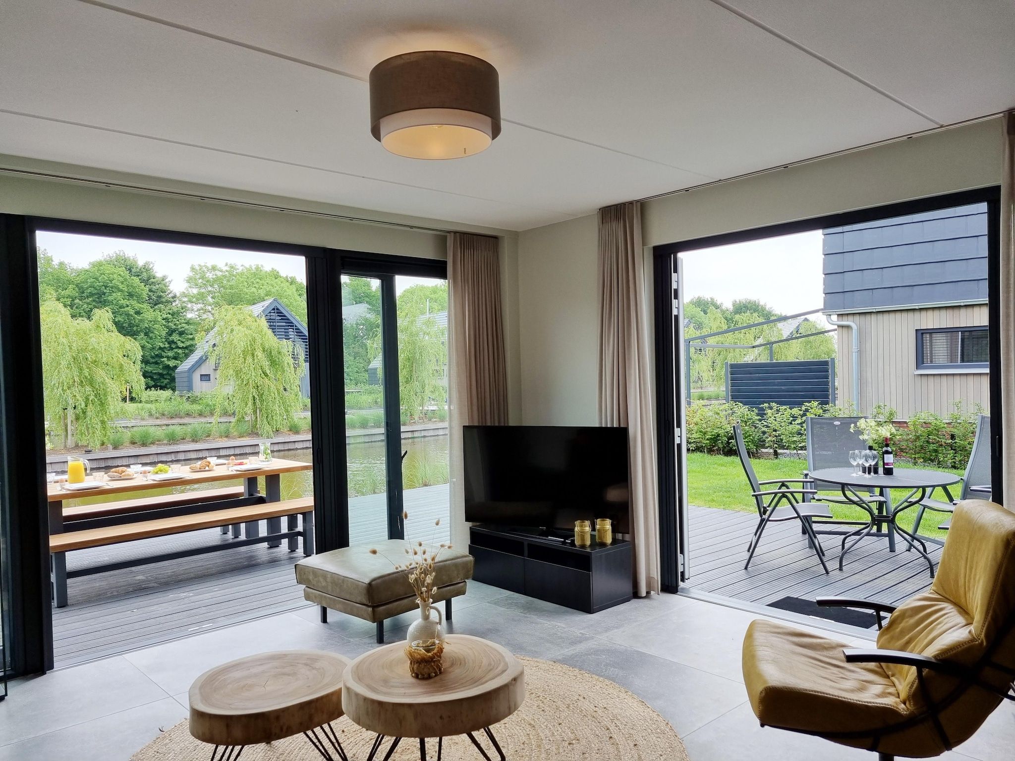 De woonkamer van Watervilla Fjirtjin in Balk