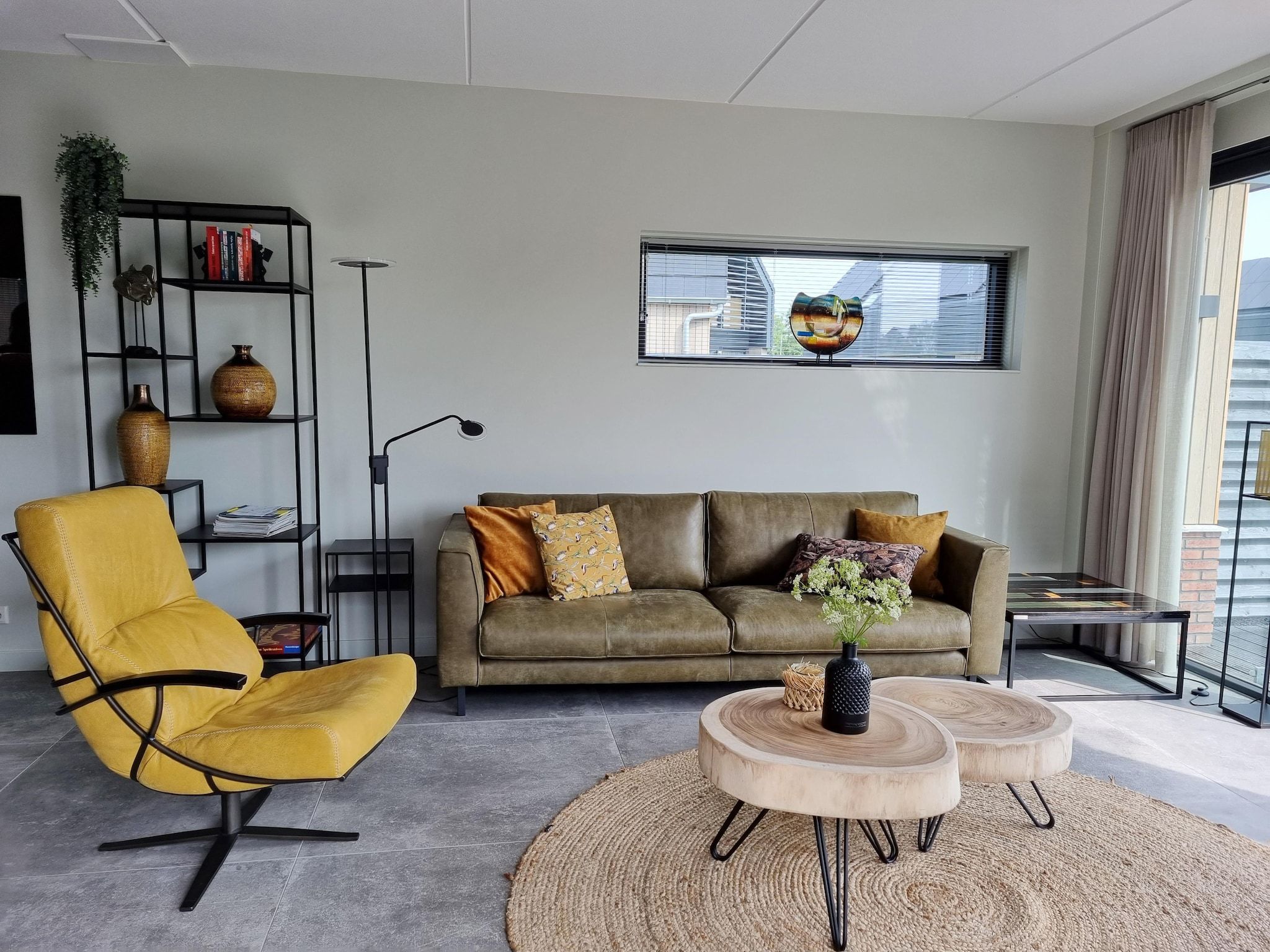 De woonkamer van Watervilla Fjirtjin in Balk