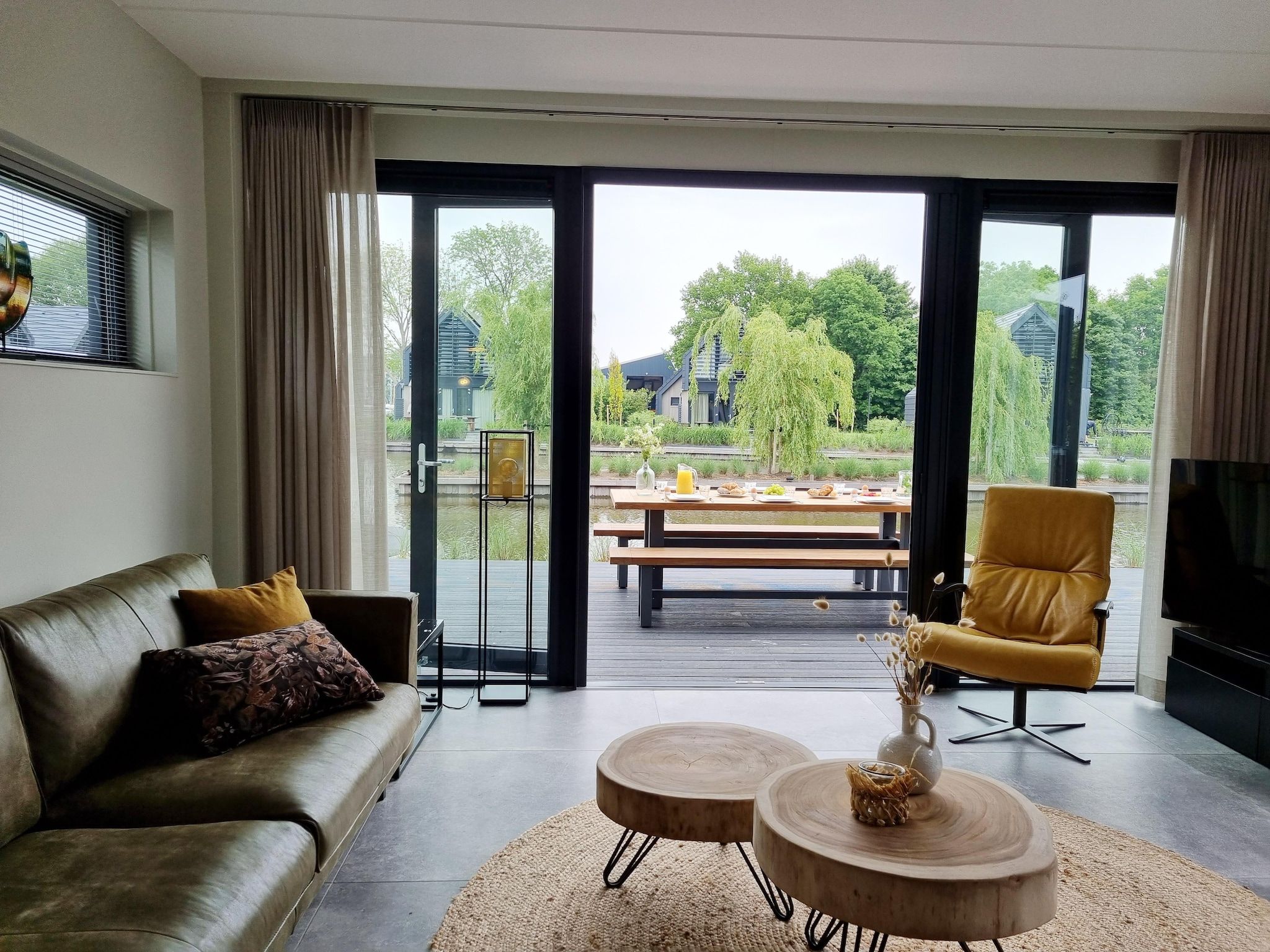 De woonkamer van Watervilla Fjirtjin in Balk