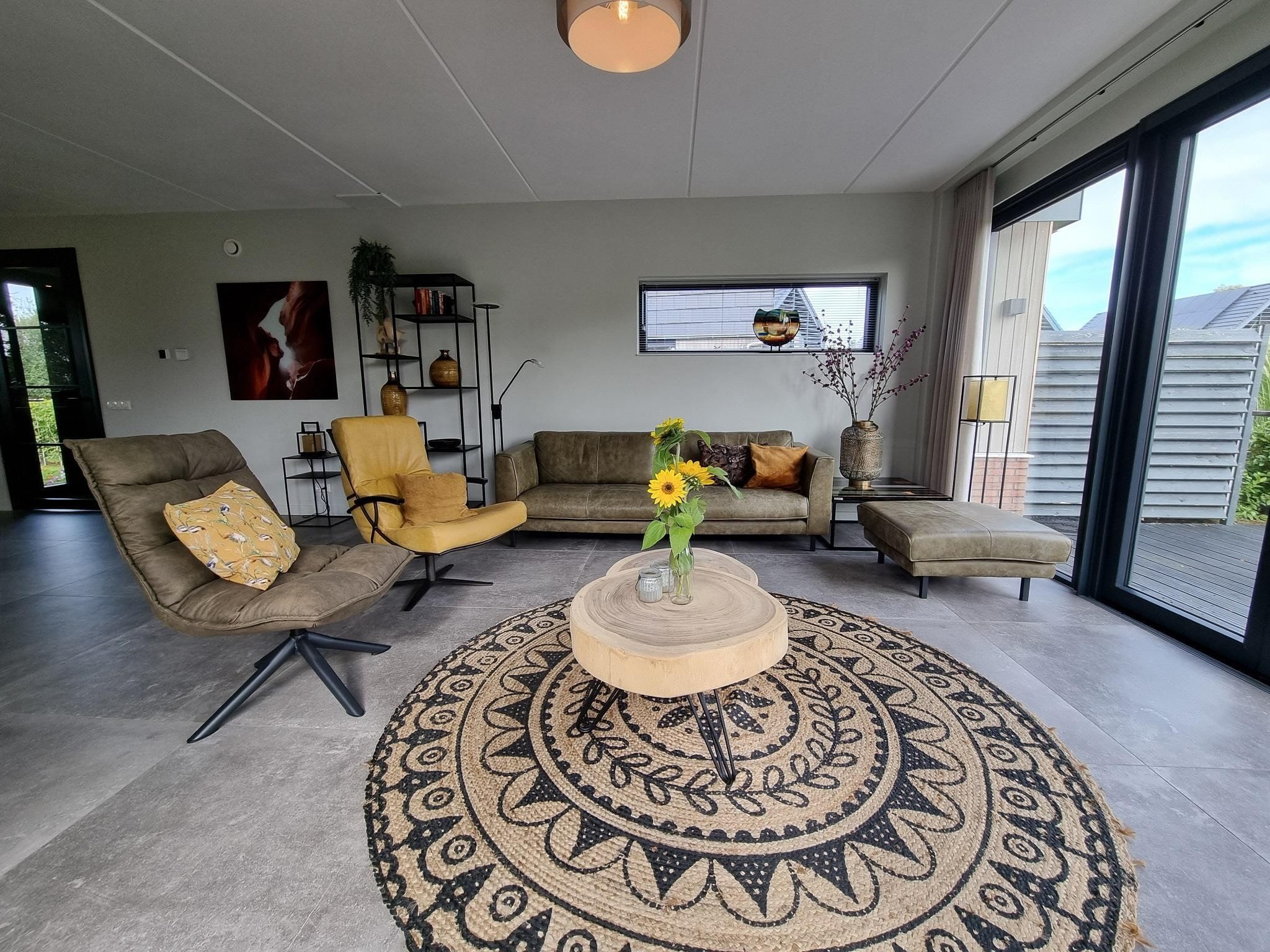 De woonkamer van Watervilla Fjirtjin in Balk