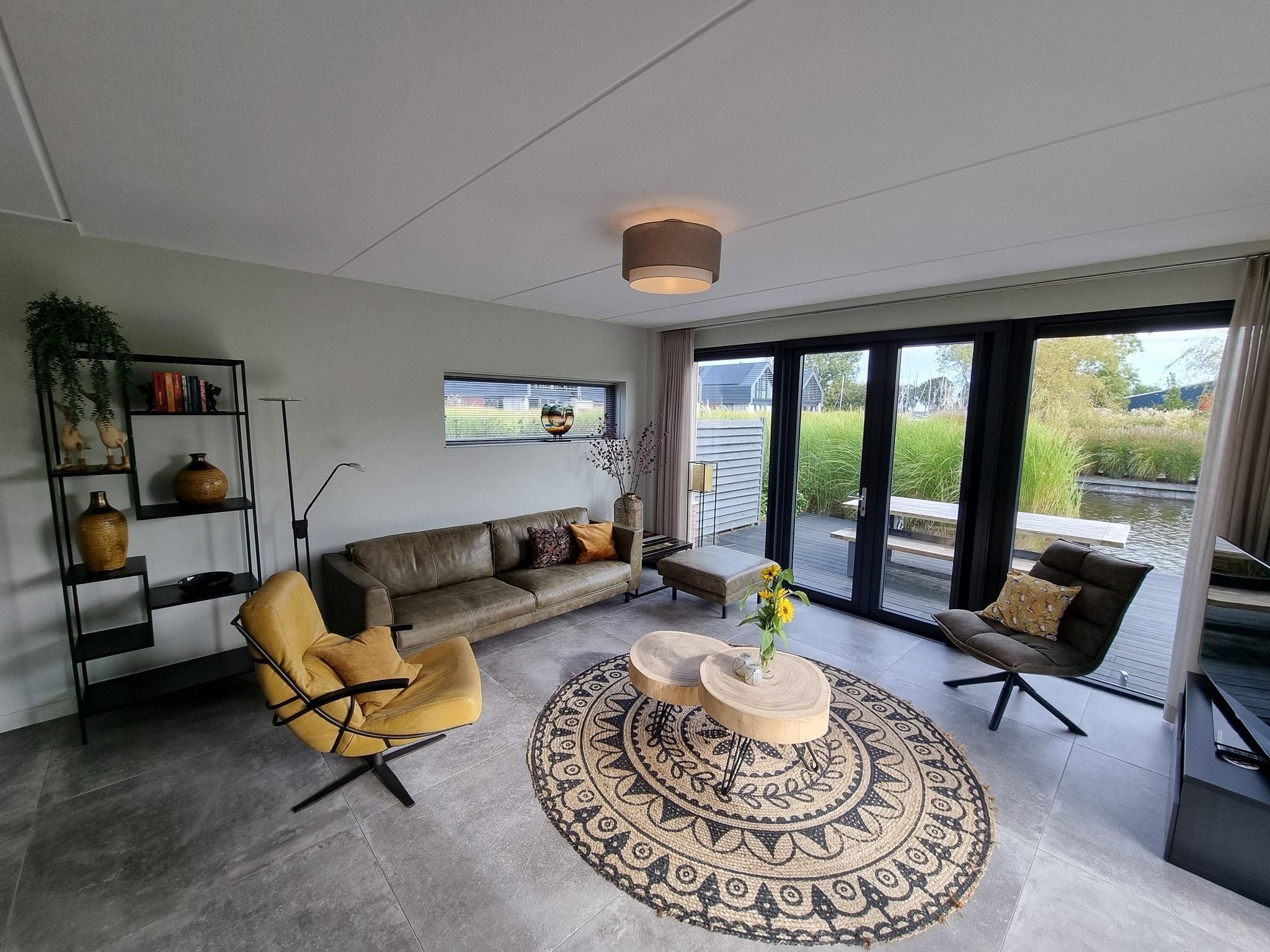 De woonkamer van Watervilla Fjirtjin in Balk