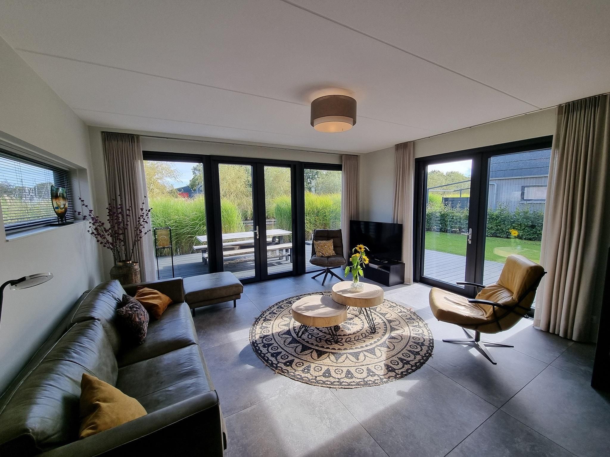 De woonkamer van Watervilla Fjirtjin in Balk