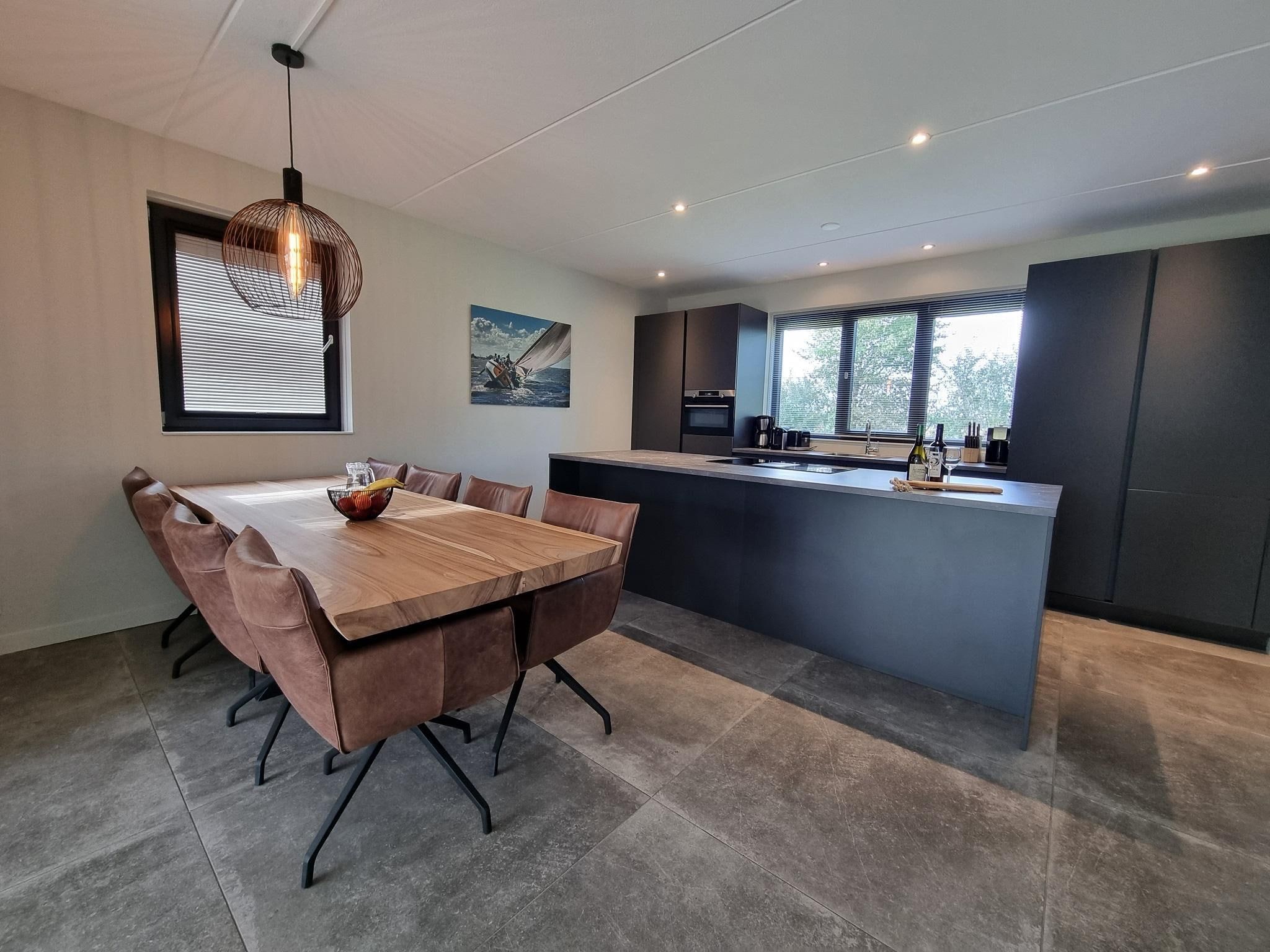 De eetkamer van Watervilla Fjirtjin in Balk