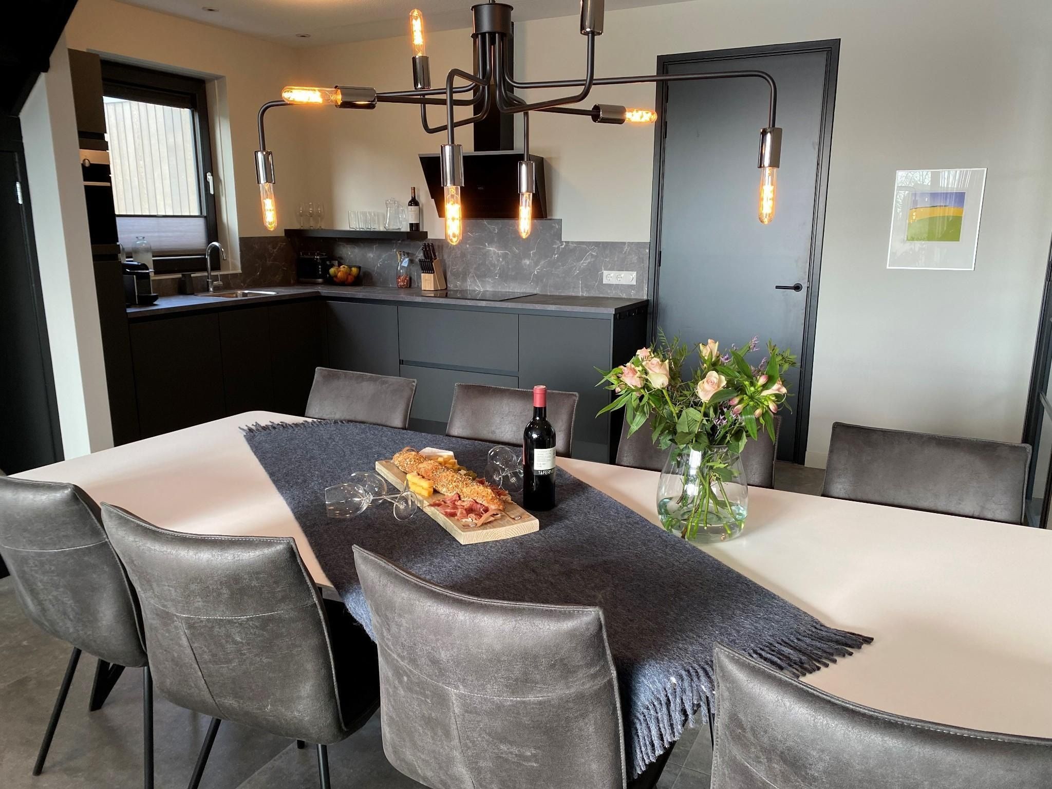 De eetkamer van Watervilla Santjin in Balk