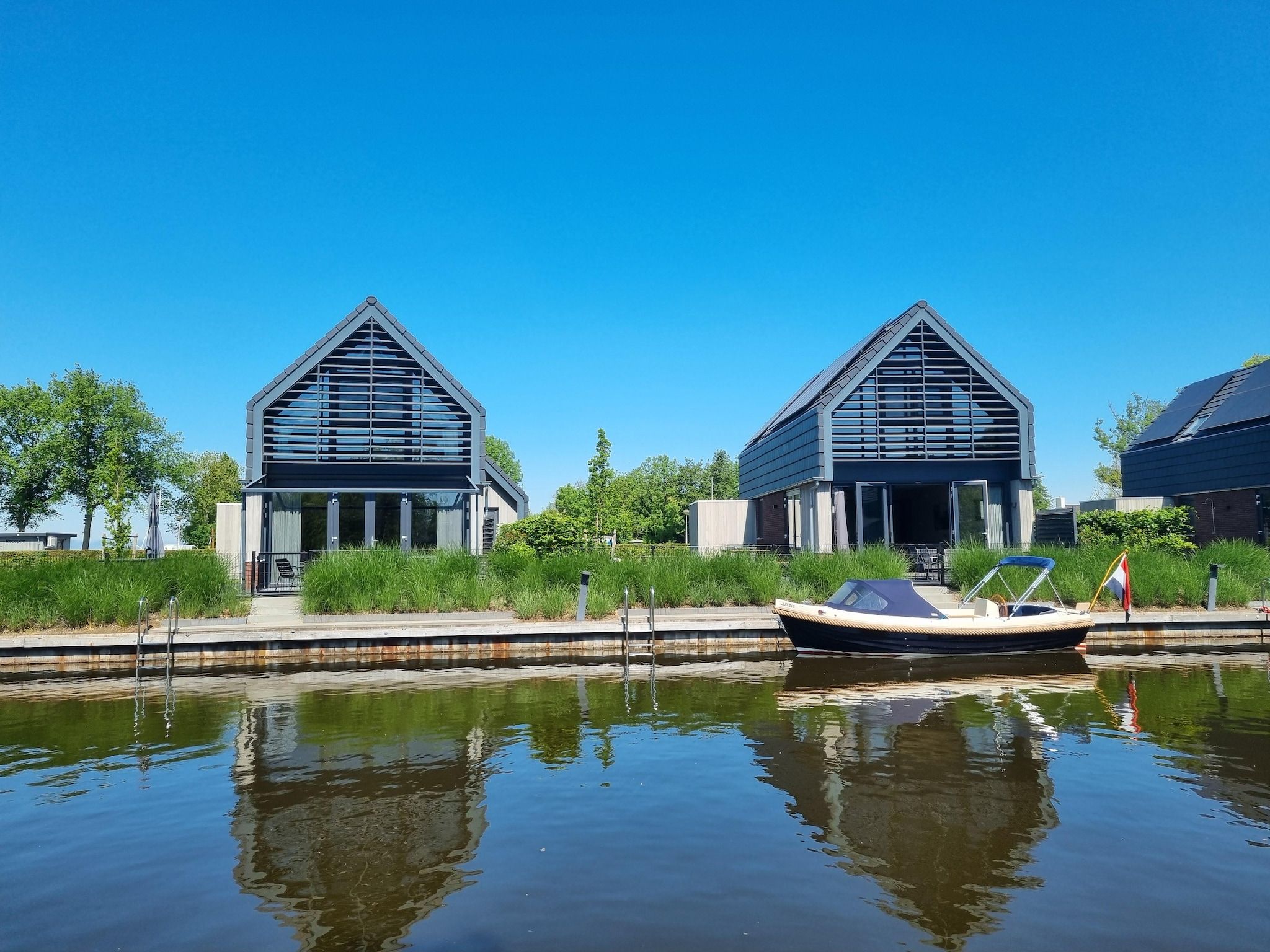 De buitenkant van Watervilla Santjin in Balk